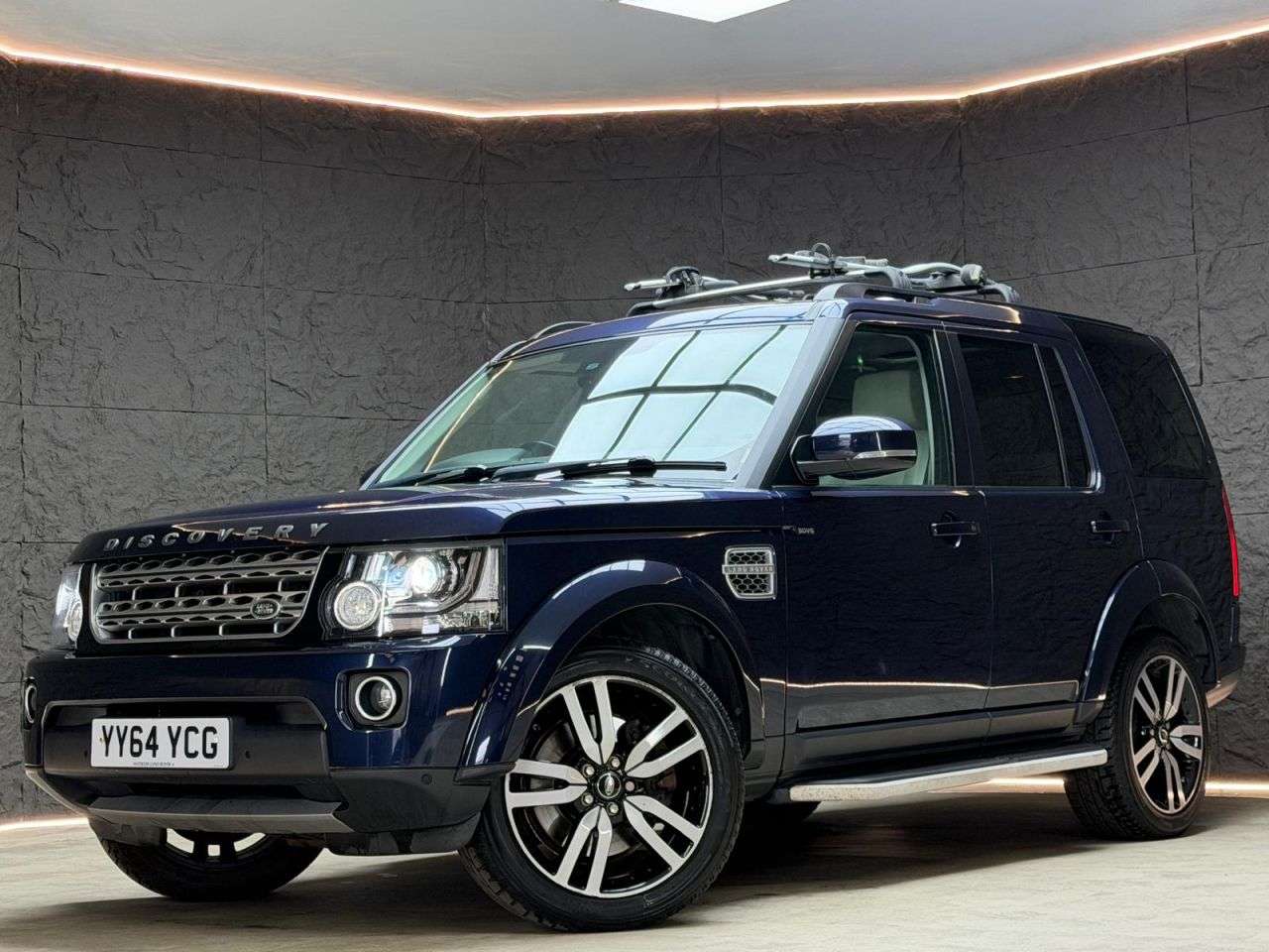 A 2014 LAND ROVER DISCOVERY 4 3.0 SD V6 HSE Luxury SUV 5dr Diesel Auto 4WD Euro 5 (s/s) (255 bhp) *ABUNDA A 2014 LAND ROVER DISCOVERY 4 3.0 SD V6 HSE Luxury SUV 5dr Diesel Auto 4WD Euro 5 (s/s) (255 bhp) *ABUNDA