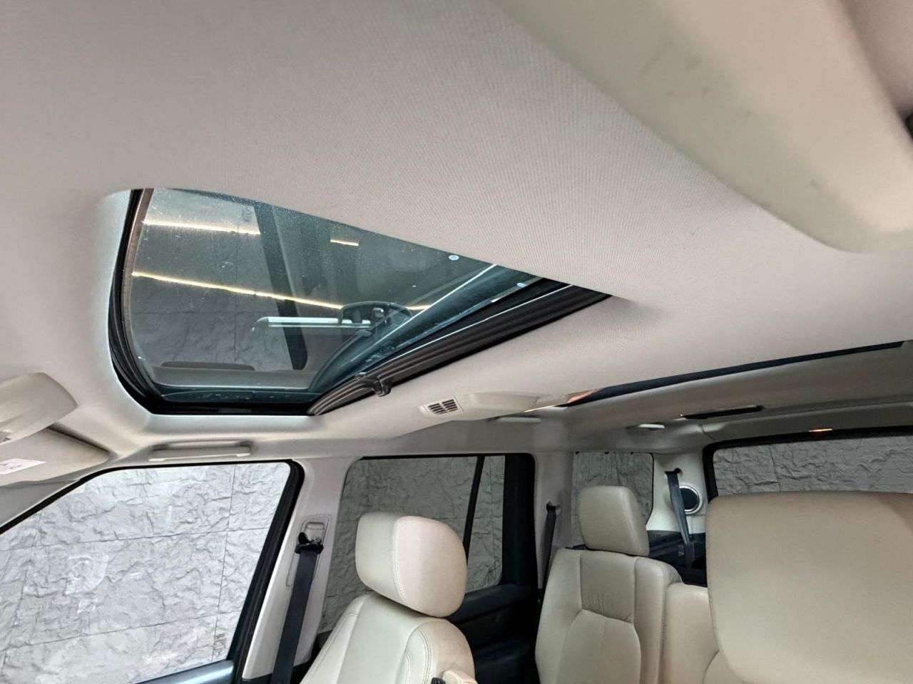 A 2014 LAND ROVER DISCOVERY 4 3.0 SD V6 HSE Luxury SUV 5dr Diesel Auto 4WD Euro 5 (s/s) (255 bhp) *ABUNDA A 2014 LAND ROVER DISCOVERY 4 3.0 SD V6 HSE Luxury SUV 5dr Diesel Auto 4WD Euro 5 (s/s) (255 bhp) *ABUNDA