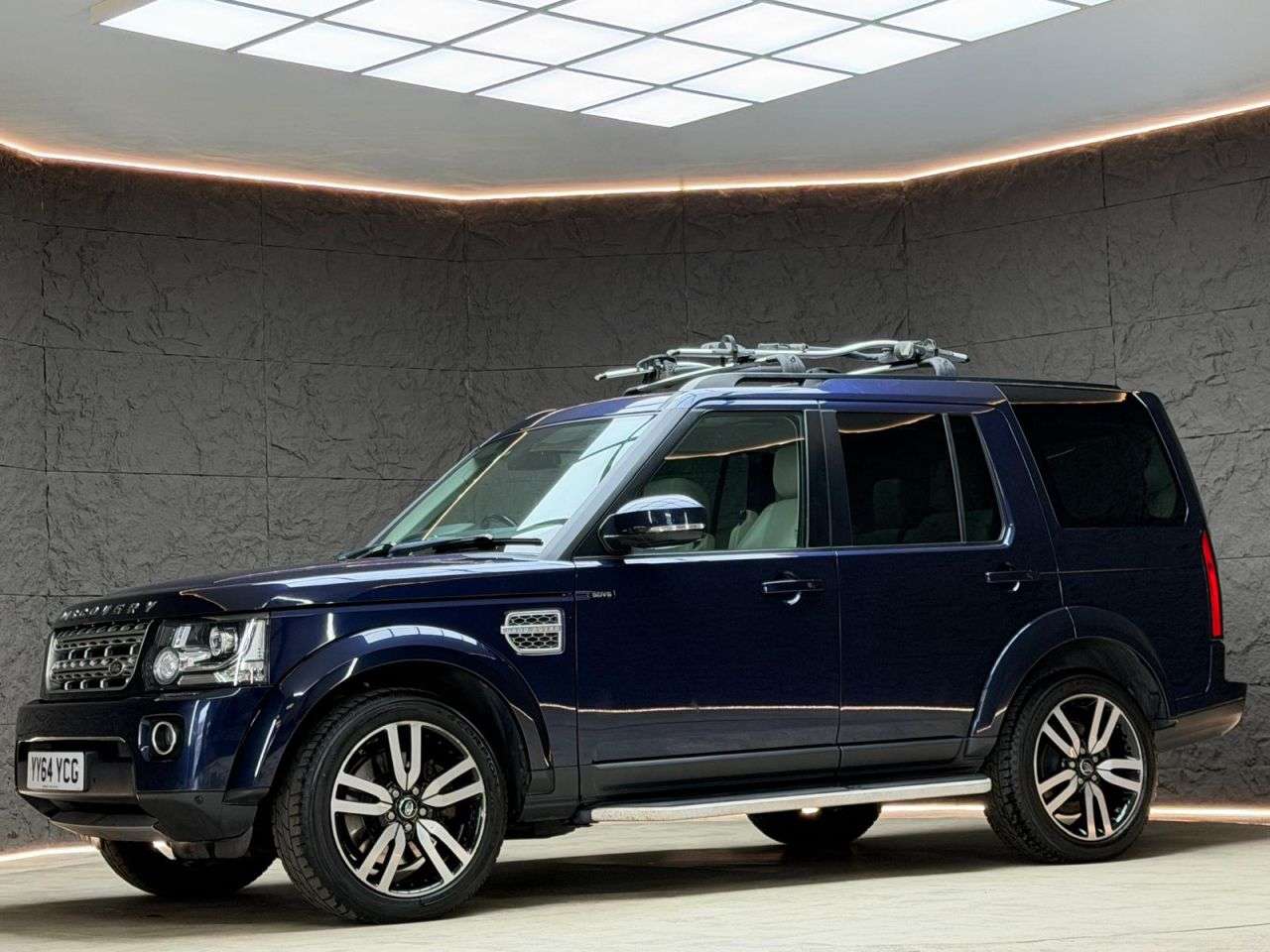 A 2014 LAND ROVER DISCOVERY 4 3.0 SD V6 HSE Luxury SUV 5dr Diesel Auto 4WD Euro 5 (s/s) (255 bhp) *ABUNDA A 2014 LAND ROVER DISCOVERY 4 3.0 SD V6 HSE Luxury SUV 5dr Diesel Auto 4WD Euro 5 (s/s) (255 bhp) *ABUNDA