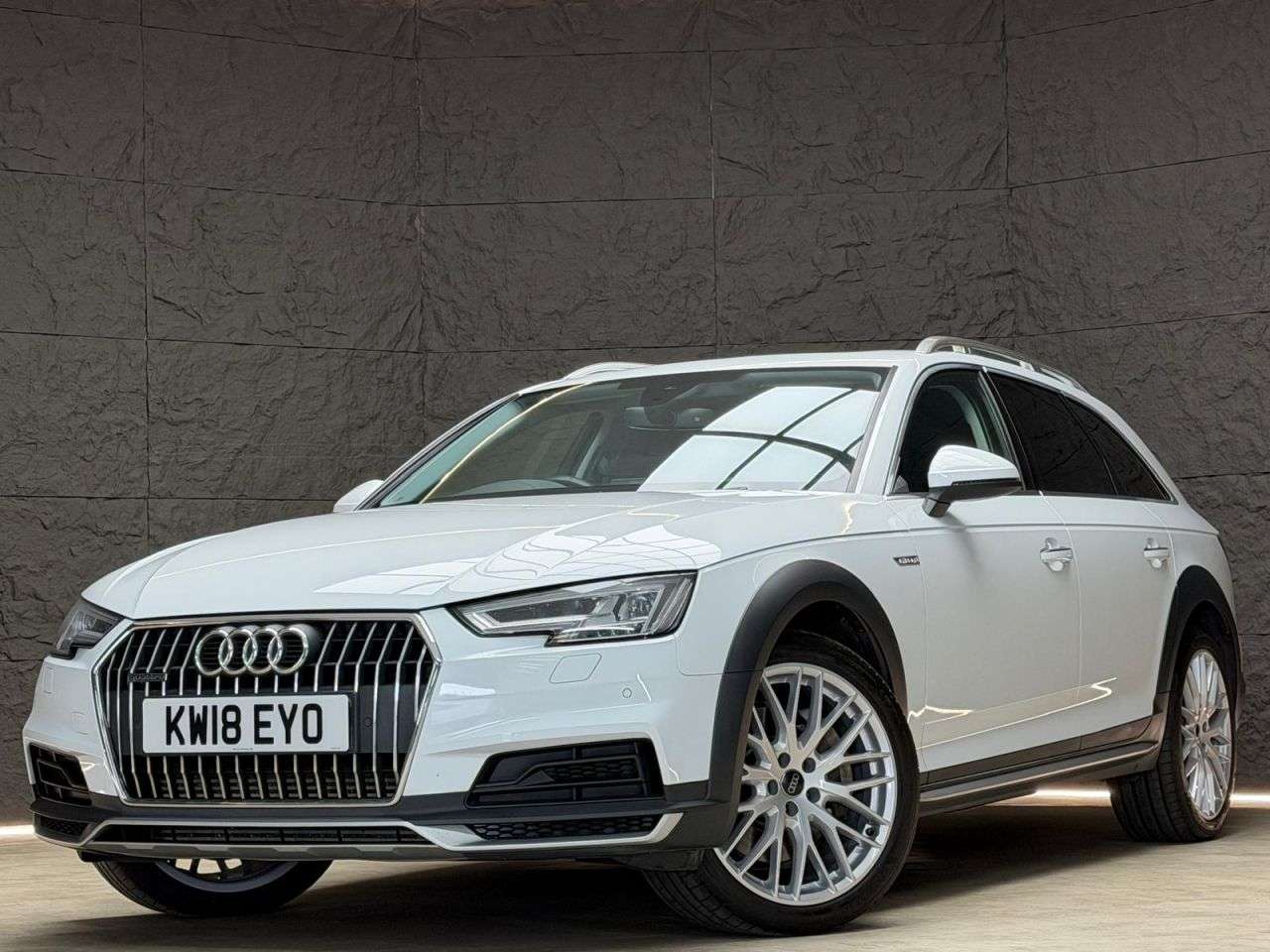 A 2018 AUDI A4 ALLROAD 3.0 TDI V6 Sport Estate 5dr Diesel Tiptronic quattro Euro 6 (s/s) (272 ps) A 2018 AUDI A4 ALLROAD 3.0 TDI V6 Sport Estate 5dr Diesel Tiptronic quattro Euro 6 (s/s) (272 ps)