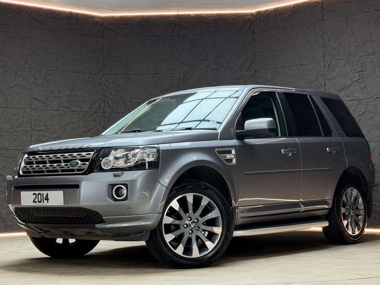 A 2014 LAND ROVER FREELANDER 2 2.2 SD4 Metropolis SUV 5dr Diesel CommandShift 4WD Euro 5 (190 ps) FULL SER A 2014 LAND ROVER FREELANDER 2 2.2 SD4 Metropolis SUV 5dr Diesel CommandShift 4WD Euro 5 (190 ps) FULL SER