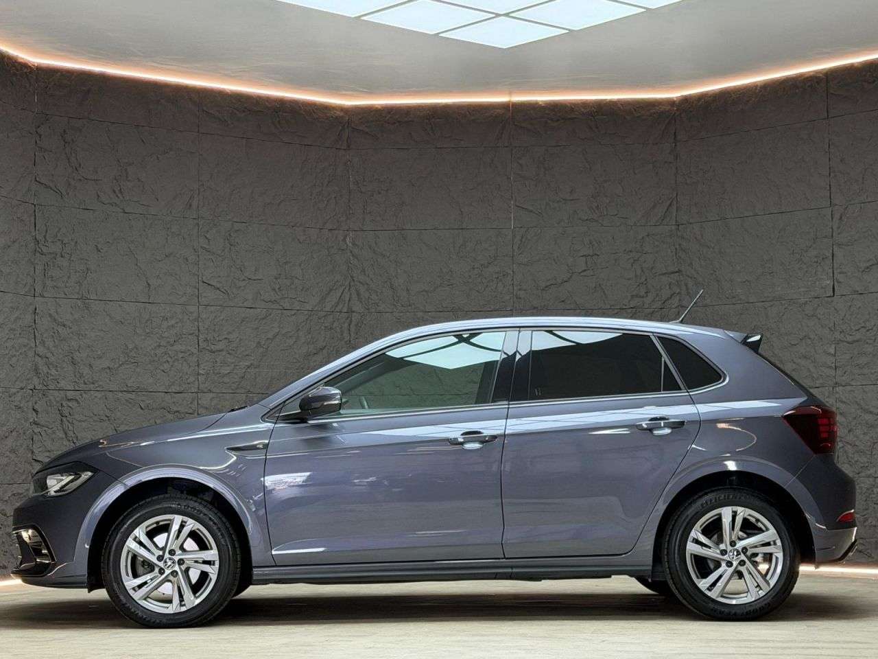 A 2023 VOLKSWAGEN POLO 1.0 TSI R-Line Hatchback 5dr Petrol DSG Euro 6 (s/s) (110 ps) APPLE CARPLAY A 2023 VOLKSWAGEN POLO 1.0 TSI R-Line Hatchback 5dr Petrol DSG Euro 6 (s/s) (110 ps) APPLE CARPLAY