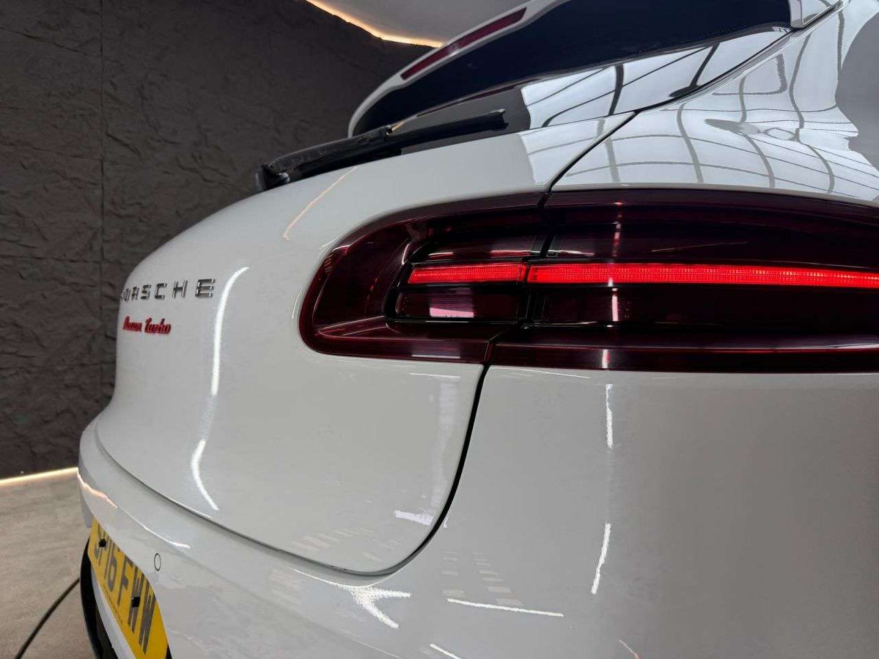 2016 PORSCHE MACAN 2016 PORSCHE MACAN