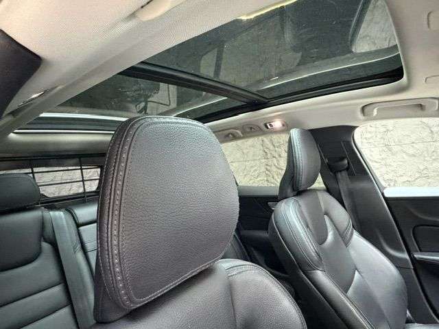 A 2020 VOLVO V60 CROSS COUNTRY 2.0 D4 Plus Estate 5dr Diesel Auto AWD Euro 6 (s/s) (190 ps) FSH, SUNROOF, A 2020 VOLVO V60 CROSS COUNTRY 2.0 D4 Plus Estate 5dr Diesel Auto AWD Euro 6 (s/s) (190 ps) FSH, SUNROOF,