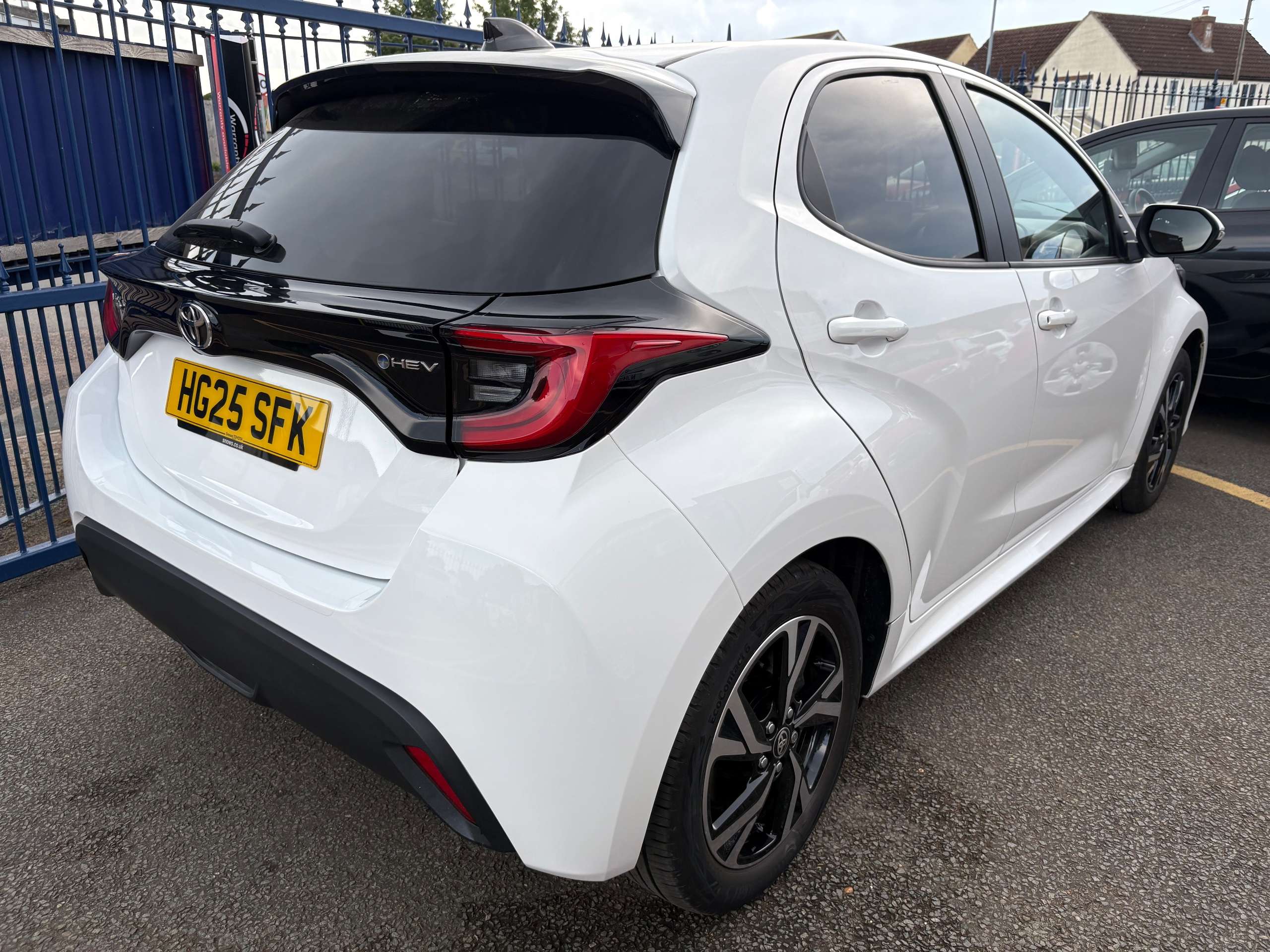 A 2025 TOYOTA YARIS 1.5 VVT-h Design Hatchback 5dr Petrol Hybrid E-CVT Euro 6 (s/s) (116 ps) A 2025 TOYOTA YARIS 1.5 VVT-h Design Hatchback 5dr Petrol Hybrid E-CVT Euro 6 (s/s) (116 ps)
