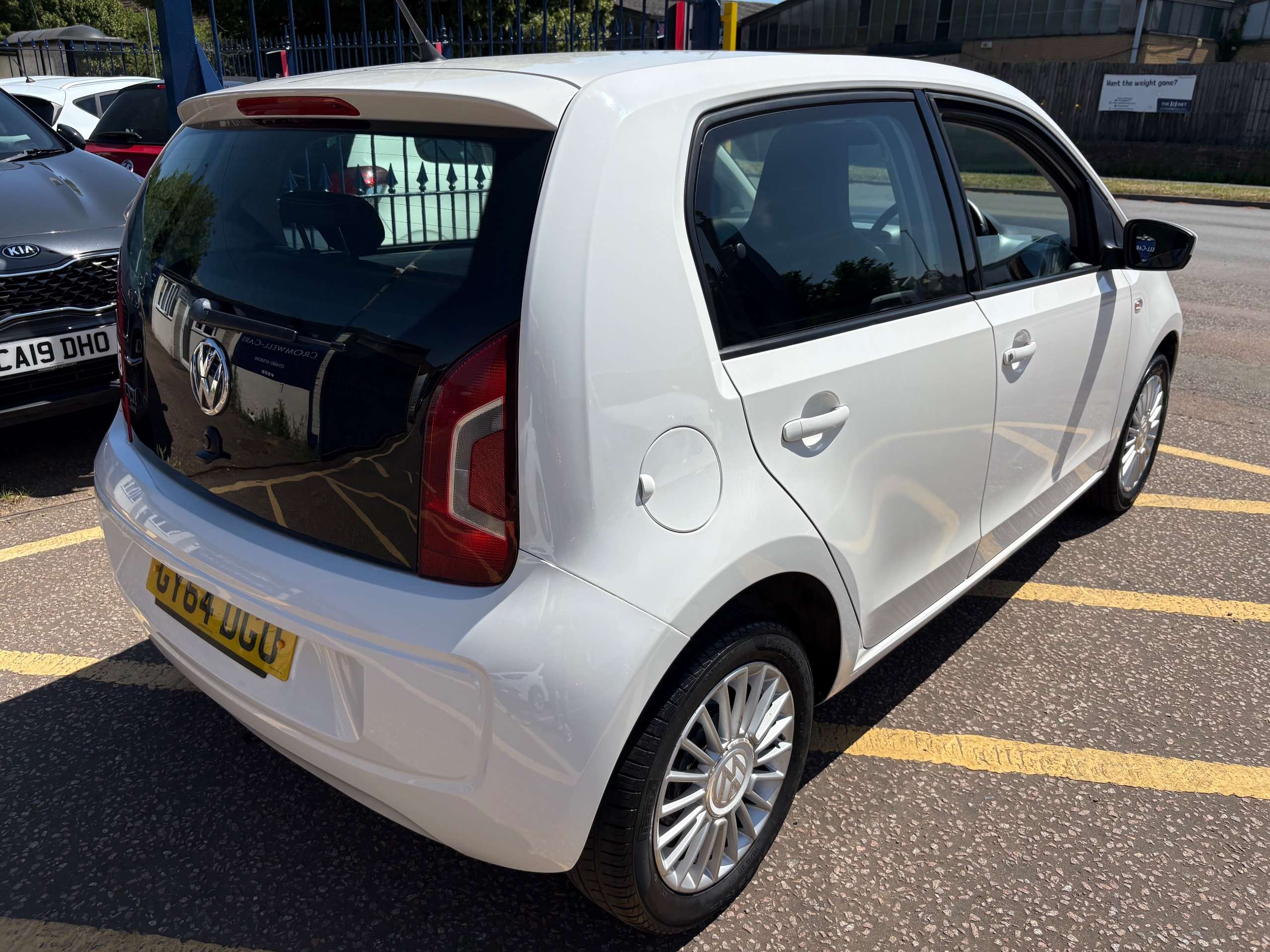 A 2014 VOLKSWAGEN UP! 1.0 High UP Hatchback 5 Door (75 ps) A 2014 VOLKSWAGEN UP! 1.0 High UP Hatchback 5 Door (75 ps)