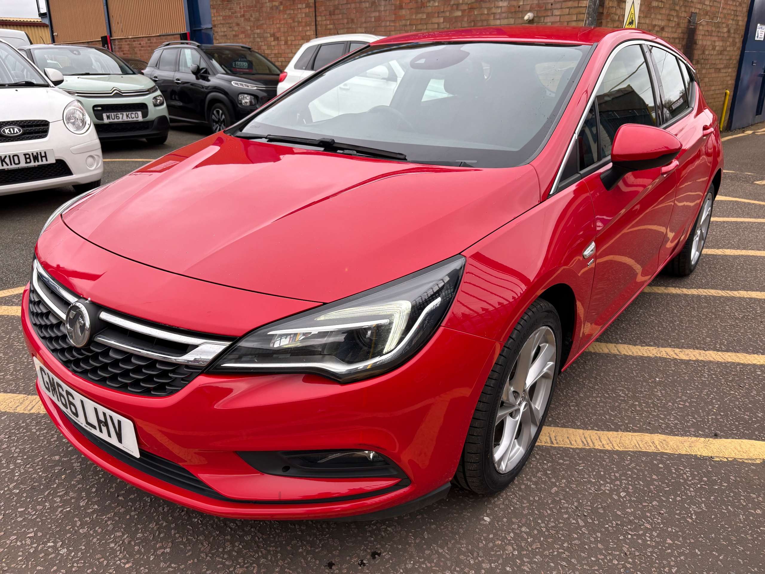 A 2017 VAUXHALL ASTRA 1.4i Turbo SRi Hatchback 5dr Petrol Manual Euro 6 (150 ps) A 2017 VAUXHALL ASTRA 1.4i Turbo SRi Hatchback 5dr Petrol Manual Euro 6 (150 ps)