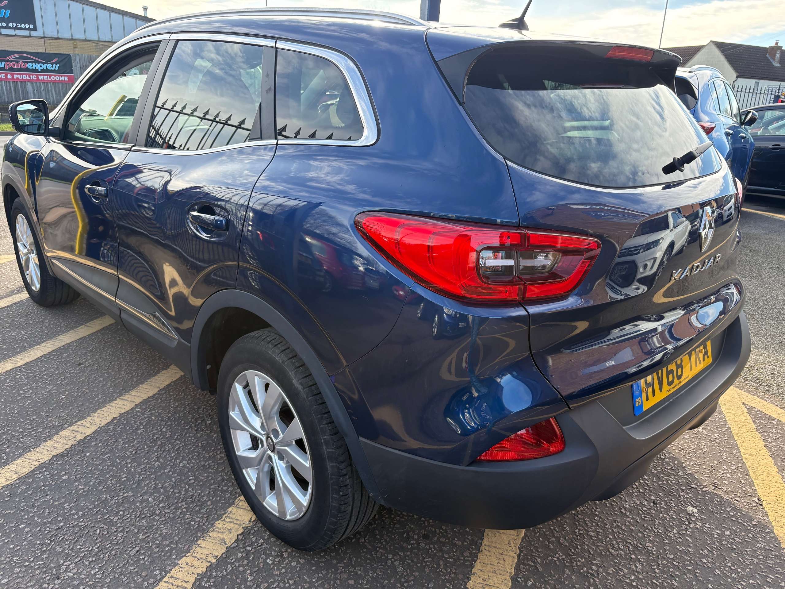 A 2018 RENAULT KADJAR (68 plate) 1.3 TCe Dynamique Nav SUV 5dr Petrol Manual Euro 6 (s/s) (140 ps) A 2018 RENAULT KADJAR (68 plate) 1.3 TCe Dynamique Nav SUV 5dr Petrol Manual Euro 6 (s/s) (140 ps)
