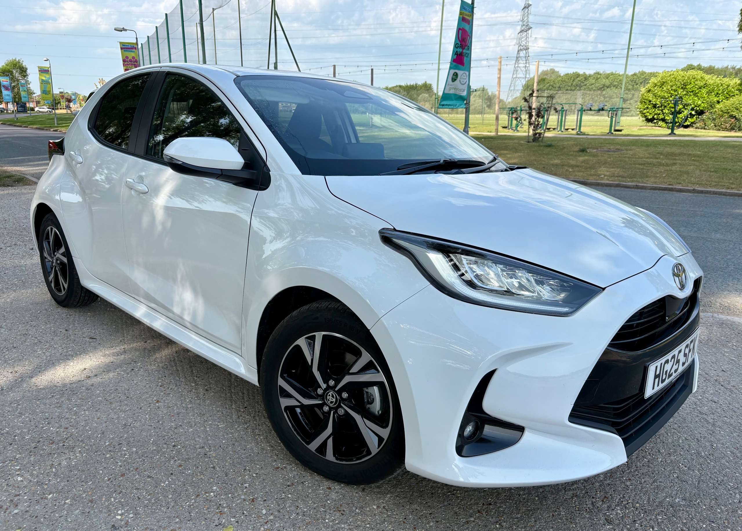 A 2025 TOYOTA YARIS 1.5 VVT-h Design Hatchback 5dr Petrol Hybrid E-CVT Euro 6 (s/s) (116 ps) A 2025 TOYOTA YARIS 1.5 VVT-h Design Hatchback 5dr Petrol Hybrid E-CVT Euro 6 (s/s) (116 ps)