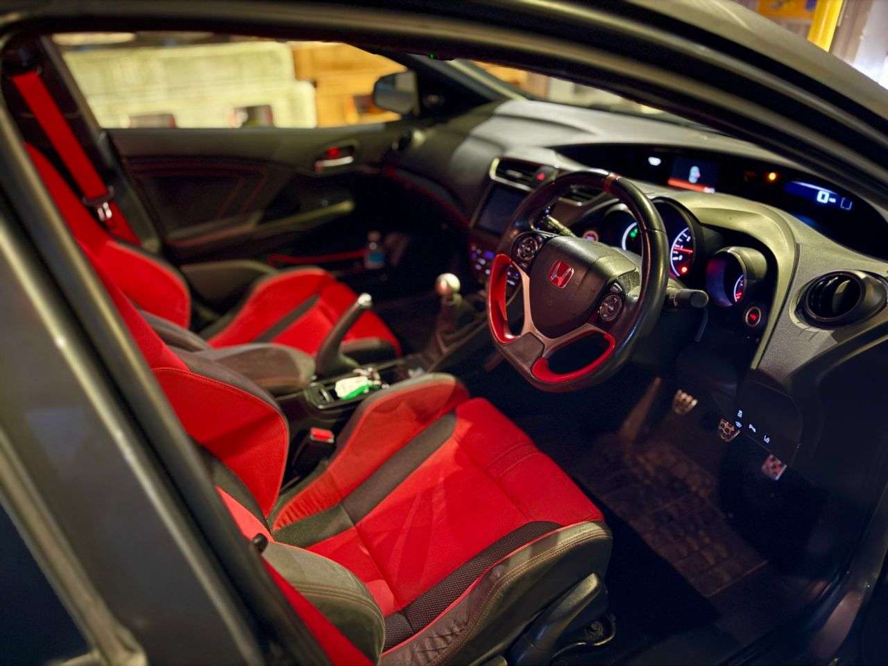 A 2015 HONDA CIVIC 2.0 i-VTEC Type R GT Hatchback 5dr Petrol Manual Euro 6 (s/s) (310 ps) A 2015 HONDA CIVIC 2.0 i-VTEC Type R GT Hatchback 5dr Petrol Manual Euro 6 (s/s) (310 ps)