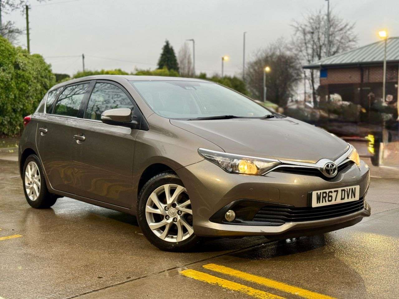 A 2017 TOYOTA AURIS 1.2 VVT-i Icon Hatchback 5dr Petrol Manual Euro 6 (s/s) (Safety Sense) (116 A 2017 TOYOTA AURIS 1.2 VVT-i Icon Hatchback 5dr Petrol Manual Euro 6 (s/s) (Safety Sense) (116