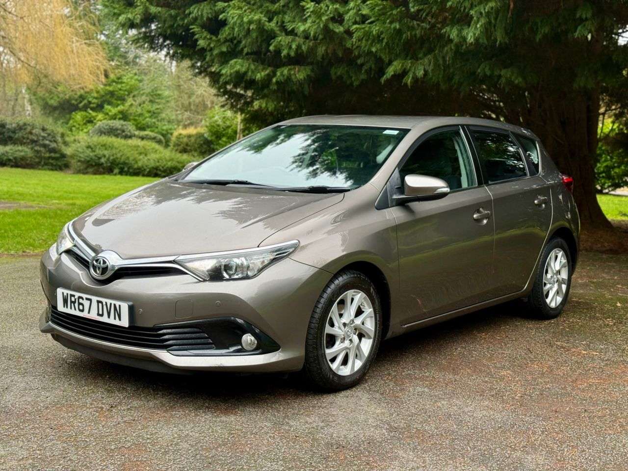 A 2017 TOYOTA AURIS 1.2 VVT-i Icon Hatchback 5dr Petrol Manual Euro 6 (s/s) (Safety Sense) (116 A 2017 TOYOTA AURIS 1.2 VVT-i Icon Hatchback 5dr Petrol Manual Euro 6 (s/s) (Safety Sense) (116