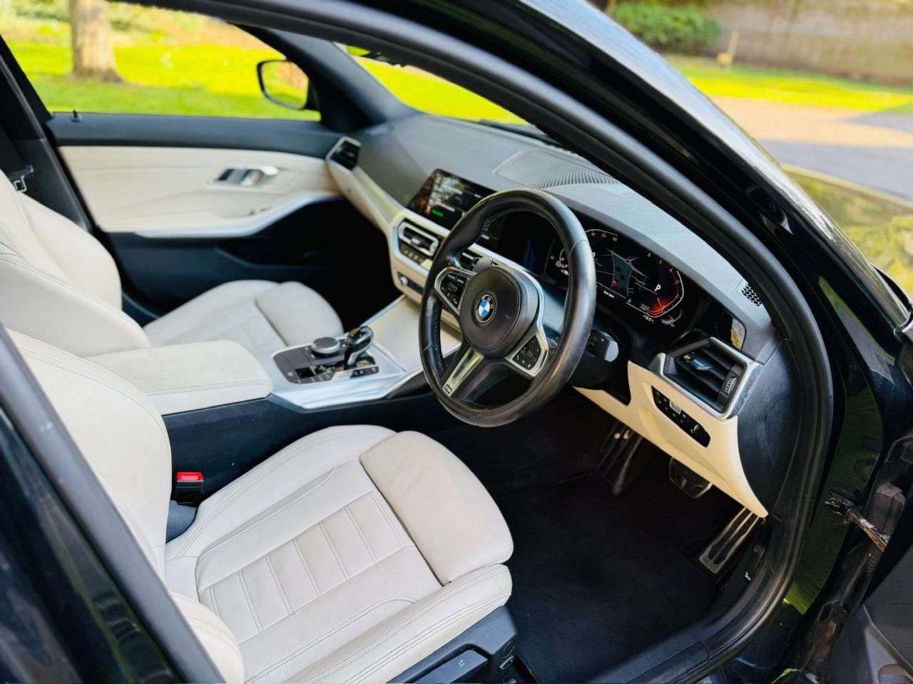 A 2020 BMW 3 SERIES 2.0 320d M Sport Saloon 4dr Diesel Auto Euro 6 (s/s) (190 ps) A 2020 BMW 3 SERIES 2.0 320d M Sport Saloon 4dr Diesel Auto Euro 6 (s/s) (190 ps)