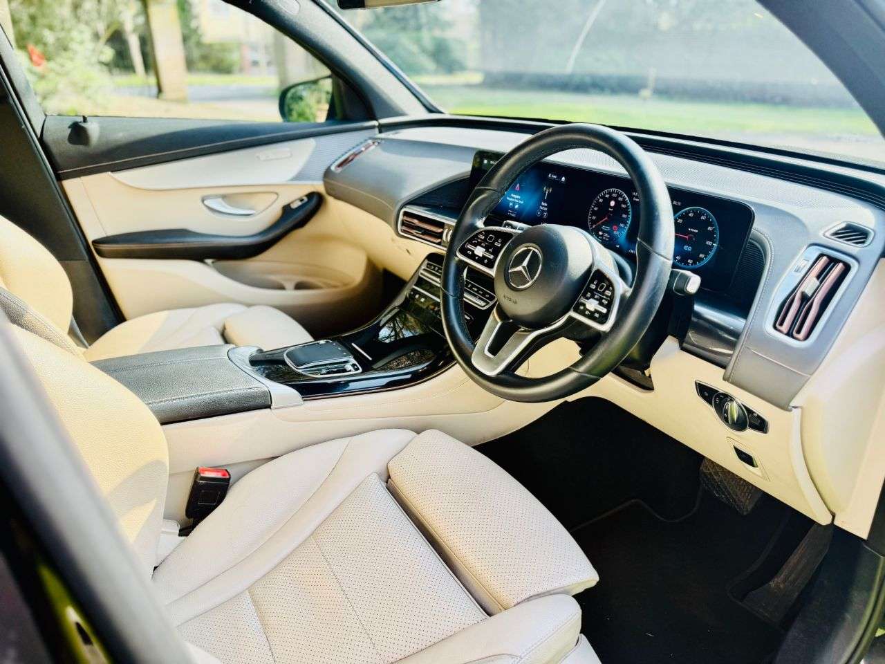 A 2022 MERCEDES-BENZ EQC EQC 400 80kWh Sport SUV 5dr Electric Auto 4MATIC (408 ps) A 2022 MERCEDES-BENZ EQC EQC 400 80kWh Sport SUV 5dr Electric Auto 4MATIC (408 ps)