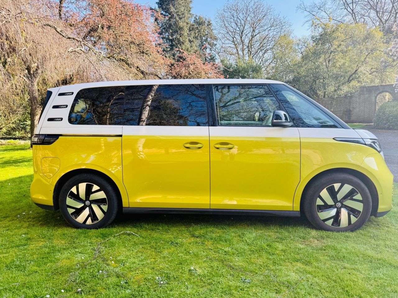 A 2023 VOLKSWAGEN ID. BUZZ Pro 77kWh Life MPV 5dr Electric Auto (204 ps) A 2023 VOLKSWAGEN ID. BUZZ Pro 77kWh Life MPV 5dr Electric Auto (204 ps)