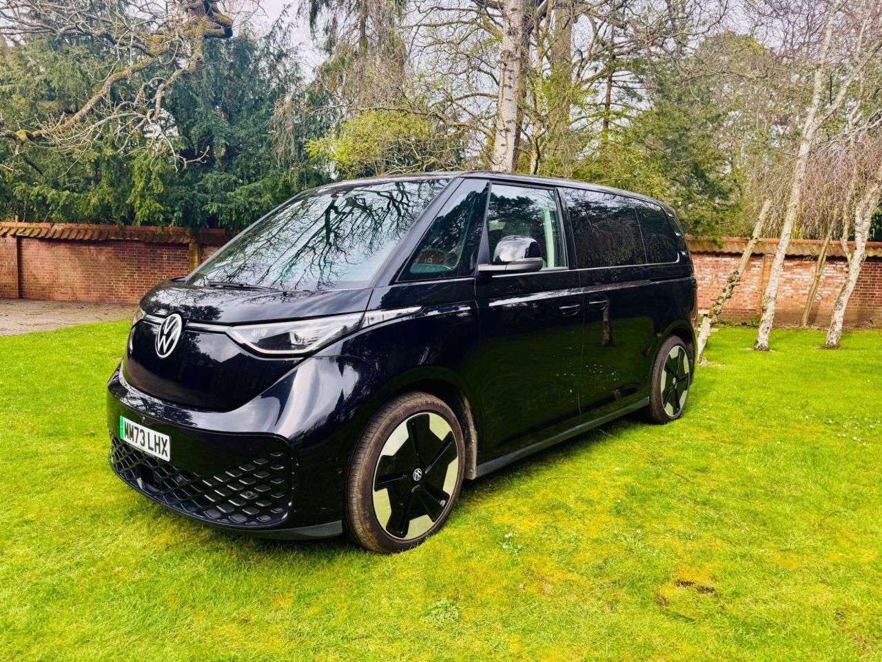 A 2023 VOLKSWAGEN ID. BUZZ Pro 77kWh Style MPV 5dr Electric Auto (204 ps) A 2023 VOLKSWAGEN ID. BUZZ Pro 77kWh Style MPV 5dr Electric Auto (204 ps)