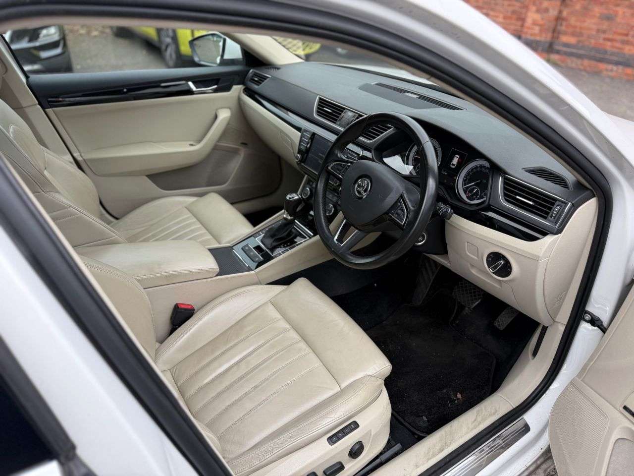 A 2017 SKODA SUPERB 2.0 TDI Laurin & Klement Estate 5dr Diesel DSG Auto 6Spd Euro 6 (s/s) (150 A 2017 SKODA SUPERB 2.0 TDI Laurin & Klement Estate 5dr Diesel DSG Auto 6Spd Euro 6 (s/s) (150