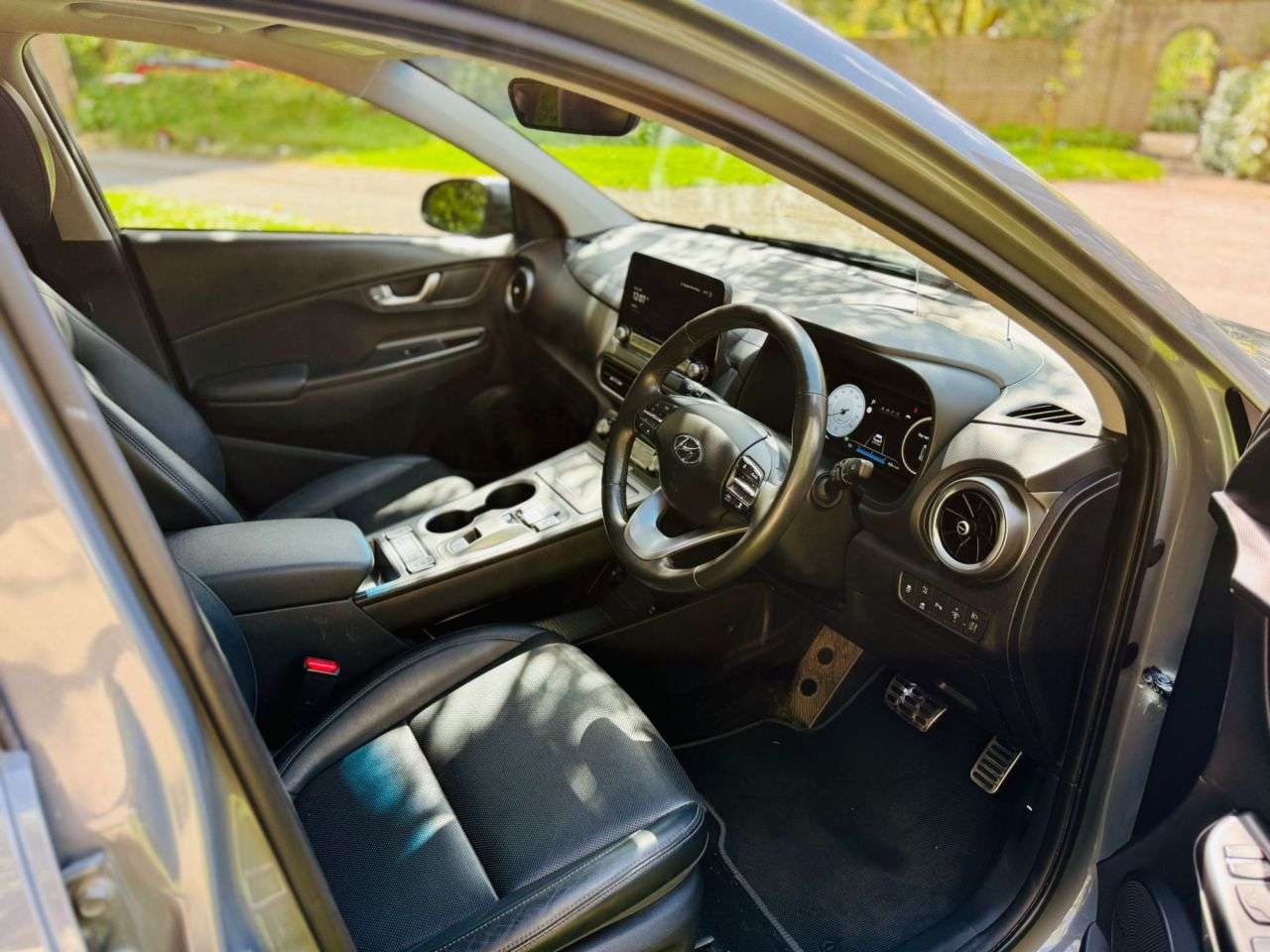 A 2022 HYUNDAI KONA 64kWh Ultimate SUV 5dr Electric Auto (10.5kW Charger) (204 ps) A 2022 HYUNDAI KONA 64kWh Ultimate SUV 5dr Electric Auto (10.5kW Charger) (204 ps)