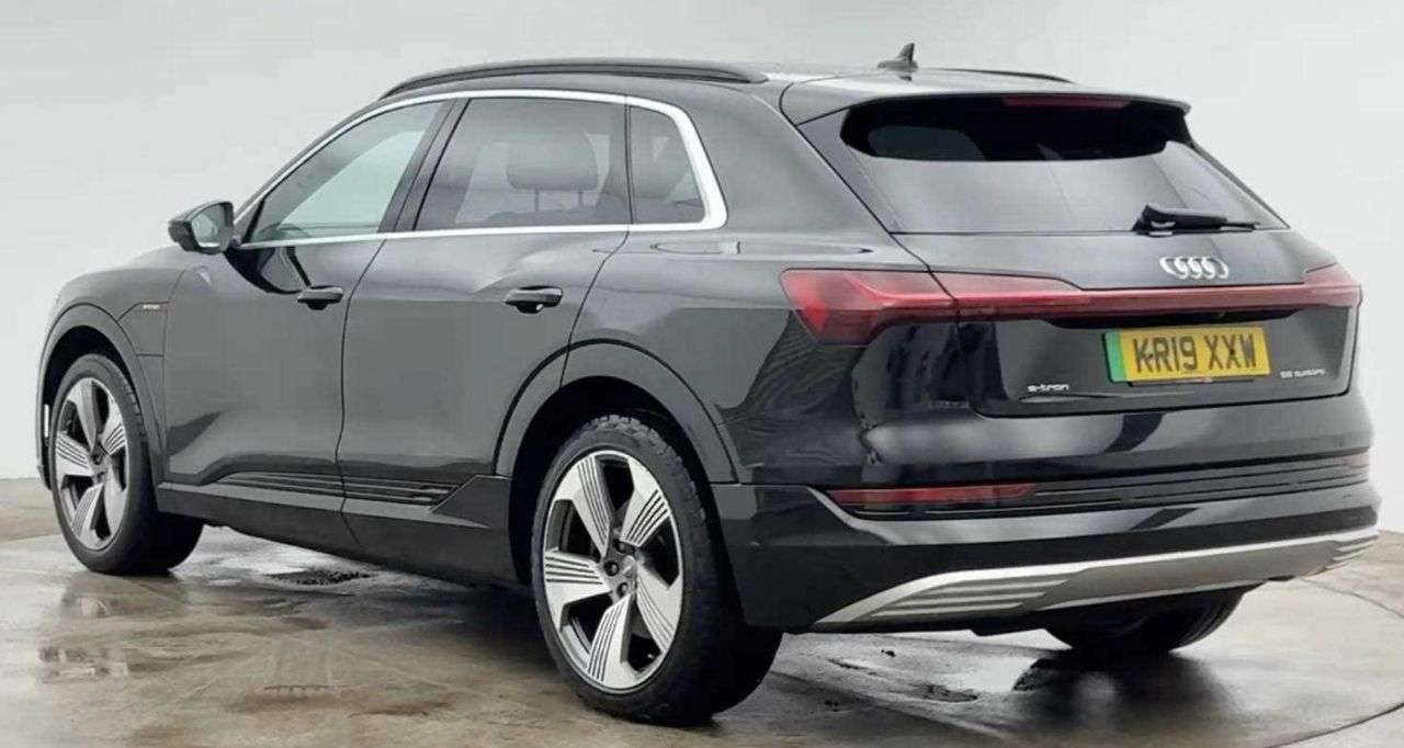 A 2019 AUDI E-TRON 55 SUV 5dr Electric Auto quattro 95kWh (408 ps) A 2019 AUDI E-TRON 55 SUV 5dr Electric Auto quattro 95kWh (408 ps)