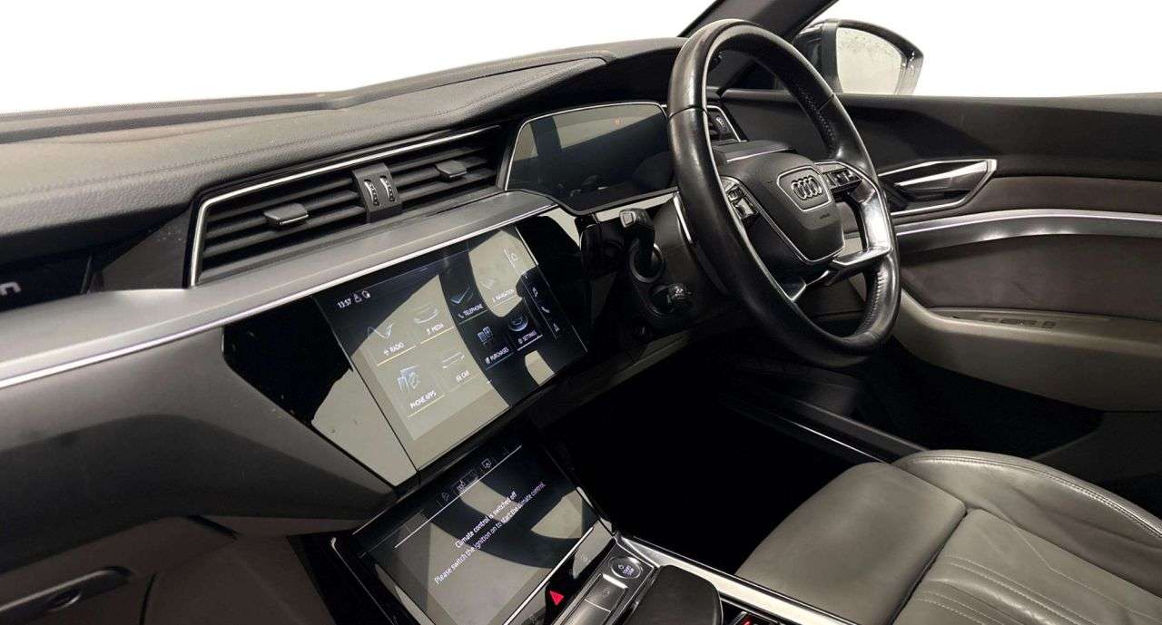 A 2019 AUDI E-TRON 55 SUV 5dr Electric Auto quattro 95kWh (408 ps) A 2019 AUDI E-TRON 55 SUV 5dr Electric Auto quattro 95kWh (408 ps)