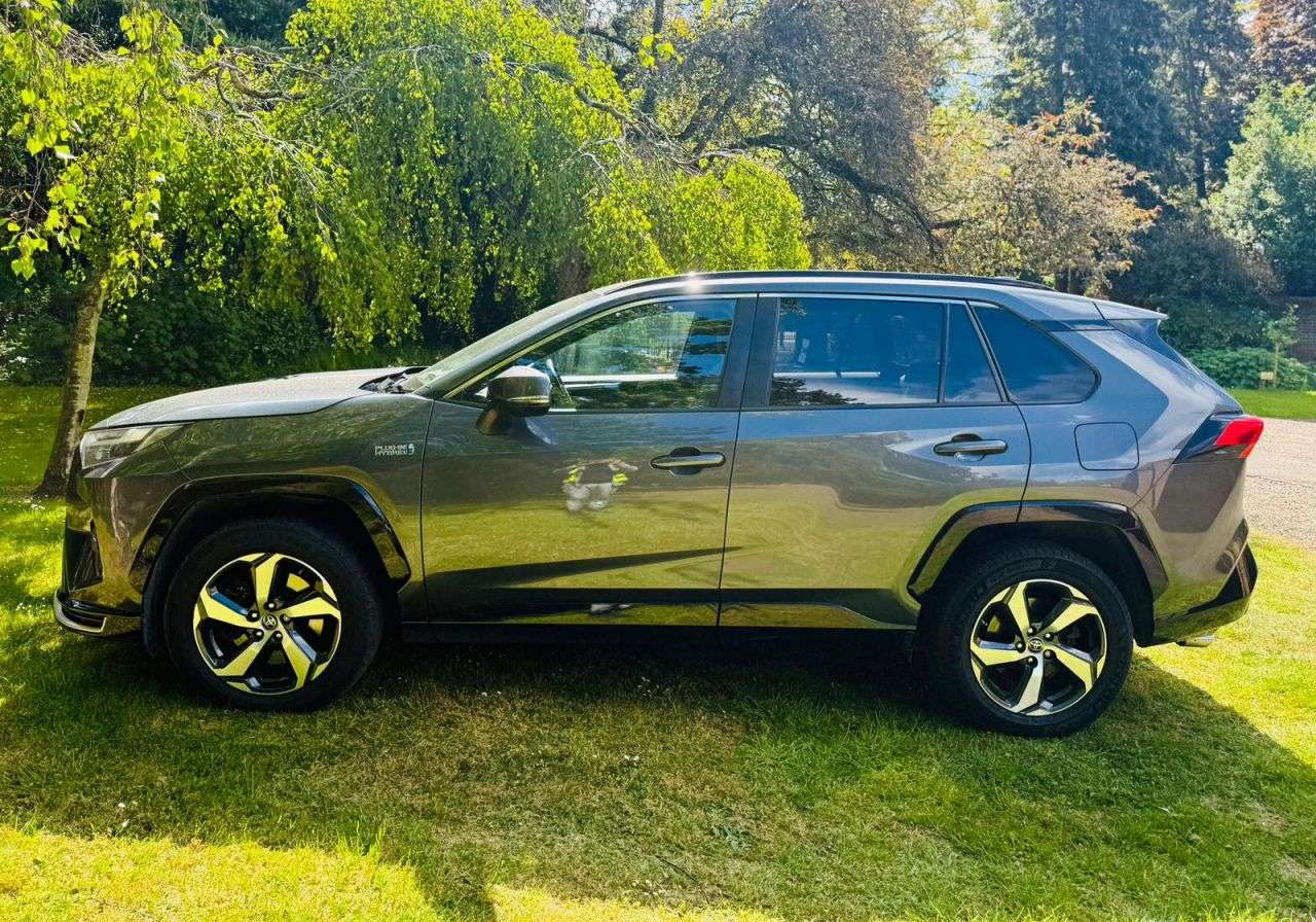 A 2022 TOYOTA RAV4 2.5 VVT 18.1kWh Design SUV 5dr Petrol Plug-in Hybrid CVT 4WD Euro 6 (s/s) ( A 2022 TOYOTA RAV4 2.5 VVT 18.1kWh Design SUV 5dr Petrol Plug-in Hybrid CVT 4WD Euro 6 (s/s) (