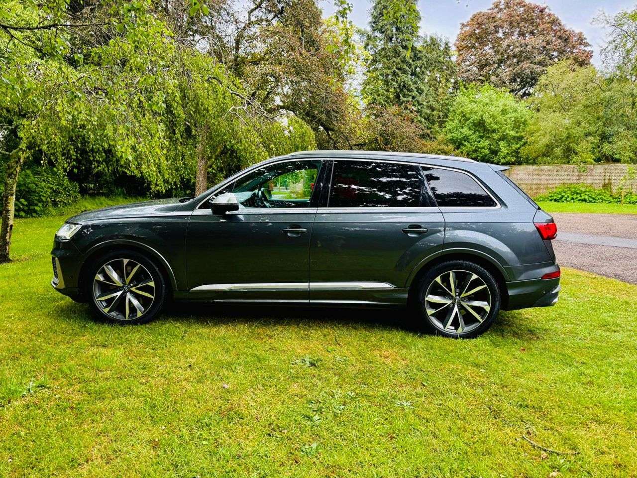 A 2019 AUDI SQ7 4.0 TDI V8 SUV 5dr Diesel Tiptronic quattro Euro 6 (s/s) (435 ps) A 2019 AUDI SQ7 4.0 TDI V8 SUV 5dr Diesel Tiptronic quattro Euro 6 (s/s) (435 ps)
