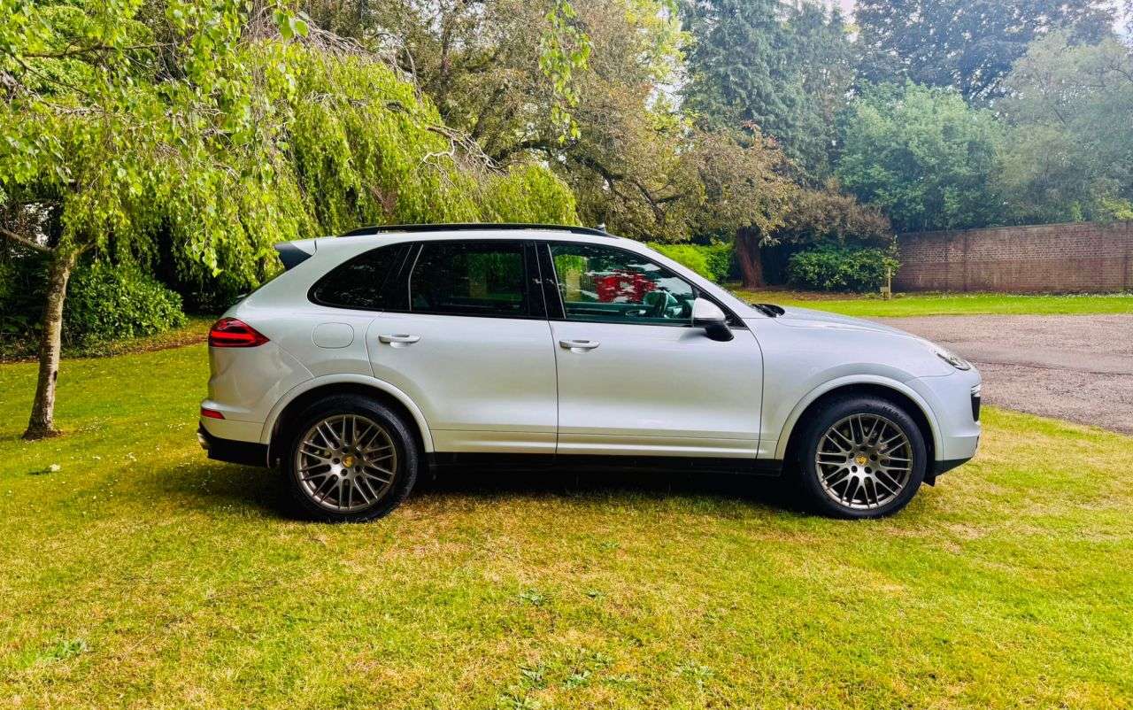 A 2017 PORSCHE CAYENNE 3.0 TD V6 Platinum Edition SUV 5dr Diesel TiptronicS 4WD Euro 6 (s/s) (262 A 2017 PORSCHE CAYENNE 3.0 TD V6 Platinum Edition SUV 5dr Diesel TiptronicS 4WD Euro 6 (s/s) (262