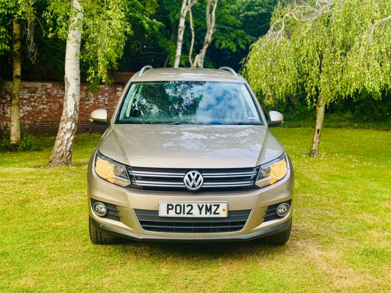 A 2012 VOLKSWAGEN TIGUAN 2.0 TDI BlueMotion Tech SE SUV 5dr Diesel DSG 4WD Euro 5 (s/s) (140 ps) A 2012 VOLKSWAGEN TIGUAN 2.0 TDI BlueMotion Tech SE SUV 5dr Diesel DSG 4WD Euro 5 (s/s) (140 ps)