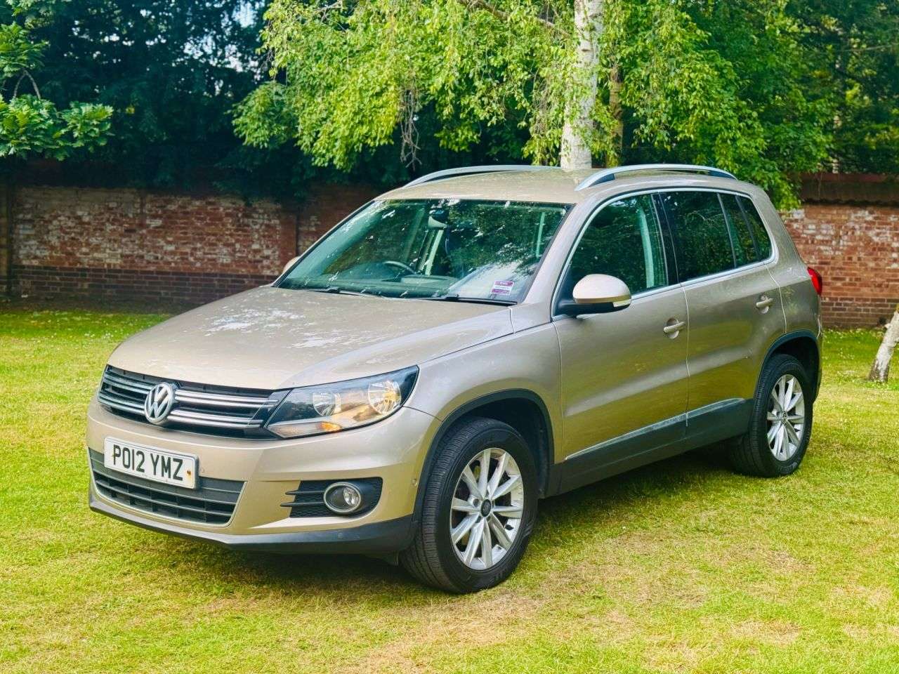 A 2012 VOLKSWAGEN TIGUAN 2.0 TDI BlueMotion Tech SE SUV 5dr Diesel DSG 4WD Euro 5 (s/s) (140 ps) A 2012 VOLKSWAGEN TIGUAN 2.0 TDI BlueMotion Tech SE SUV 5dr Diesel DSG 4WD Euro 5 (s/s) (140 ps)