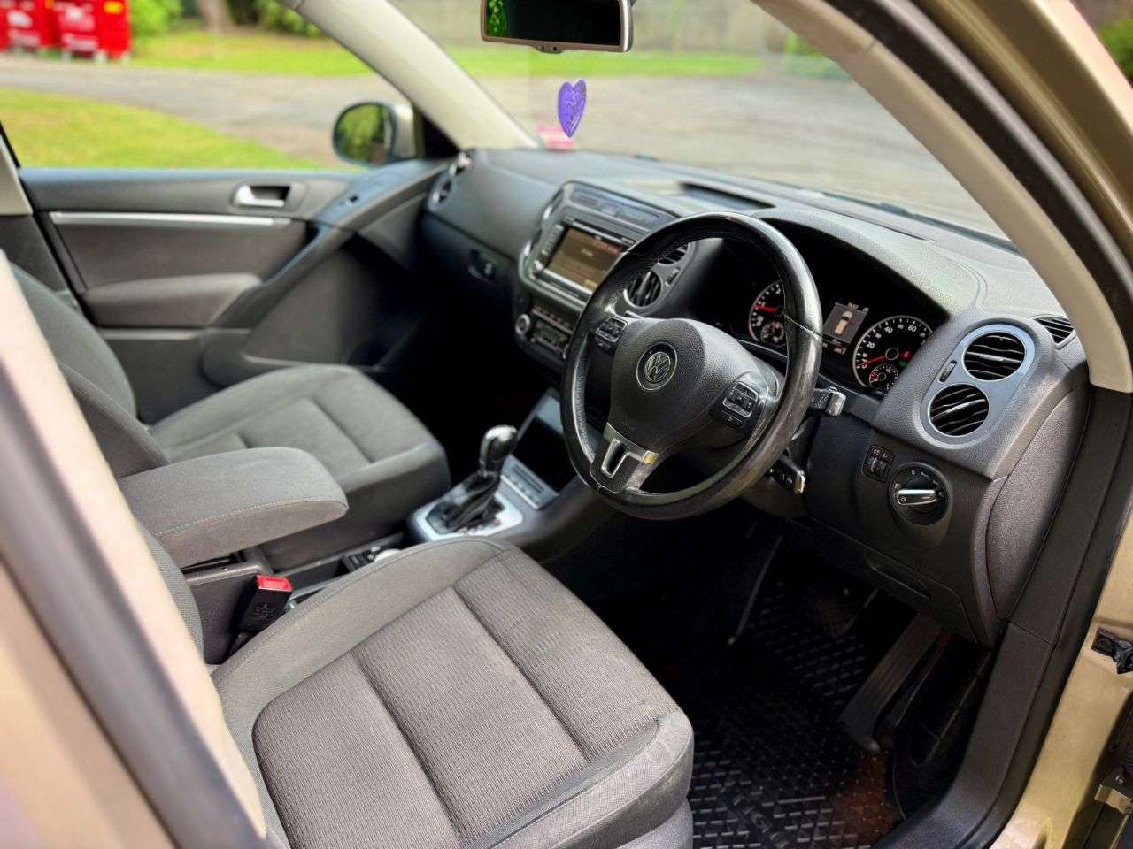 A 2012 VOLKSWAGEN TIGUAN 2.0 TDI BlueMotion Tech SE SUV 5dr Diesel DSG 4WD Euro 5 (s/s) (140 ps) A 2012 VOLKSWAGEN TIGUAN 2.0 TDI BlueMotion Tech SE SUV 5dr Diesel DSG 4WD Euro 5 (s/s) (140 ps)
