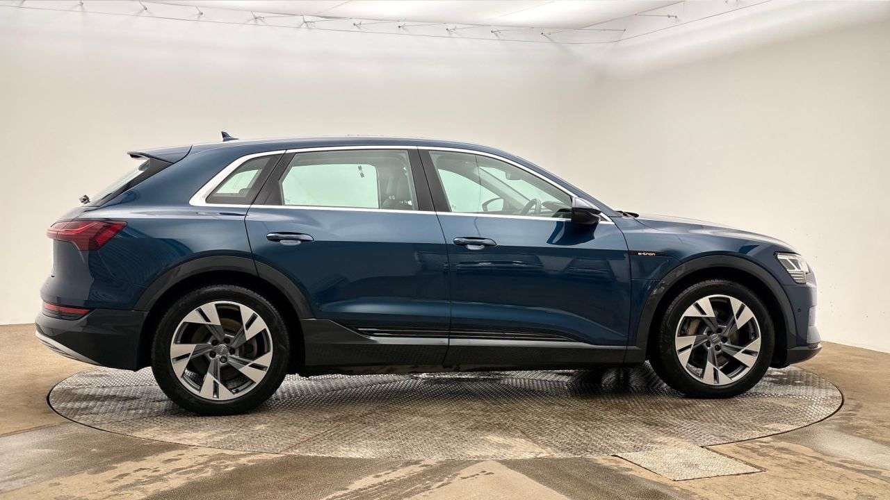 A 2020 AUDI E-TRON 55 SUV 5dr Electric Auto quattro 95kWh (408 ps) A 2020 AUDI E-TRON 55 SUV 5dr Electric Auto quattro 95kWh (408 ps)