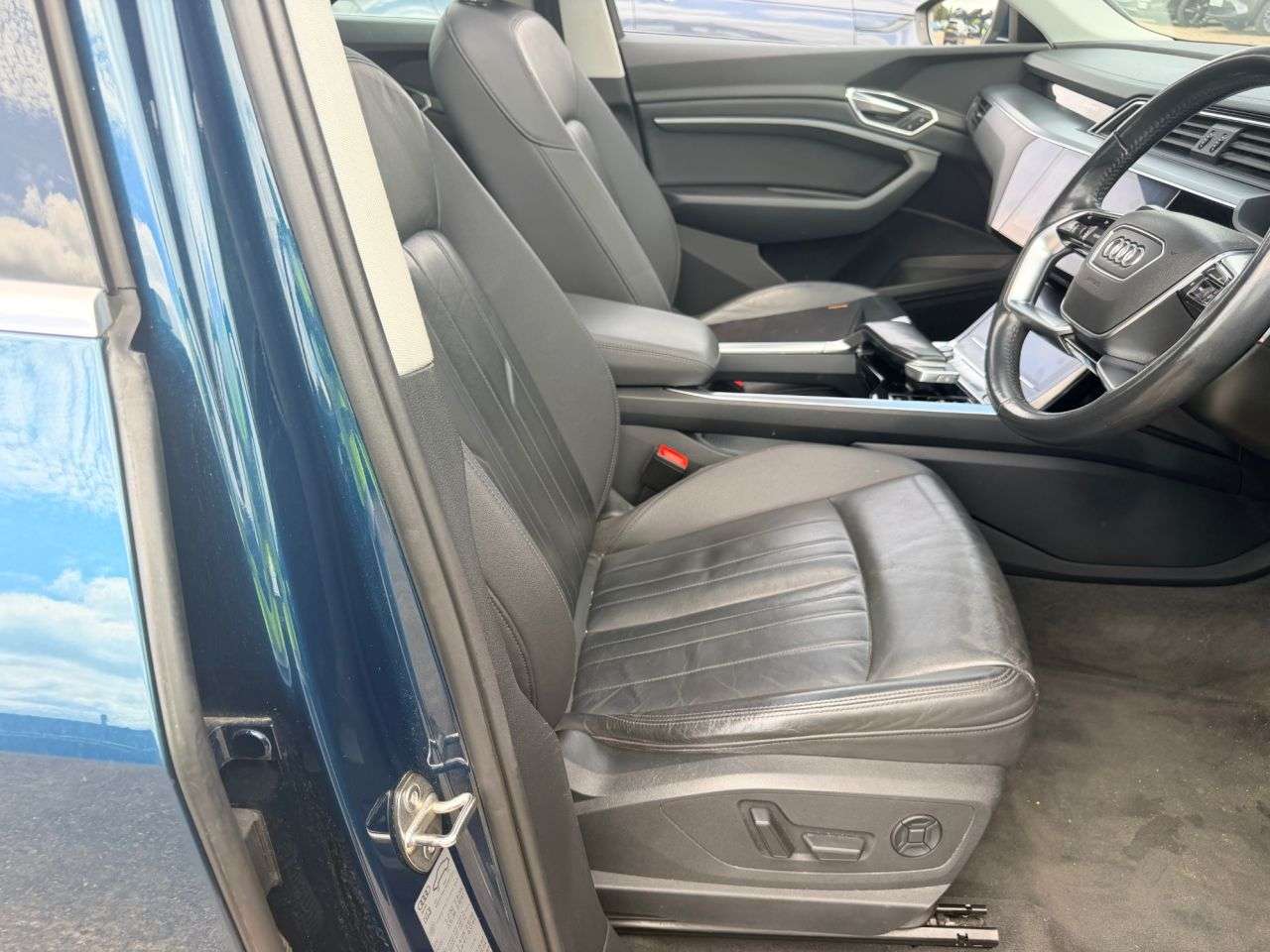 A 2020 AUDI E-TRON 55 SUV 5dr Electric Auto quattro 95kWh (408 ps) A 2020 AUDI E-TRON 55 SUV 5dr Electric Auto quattro 95kWh (408 ps)
