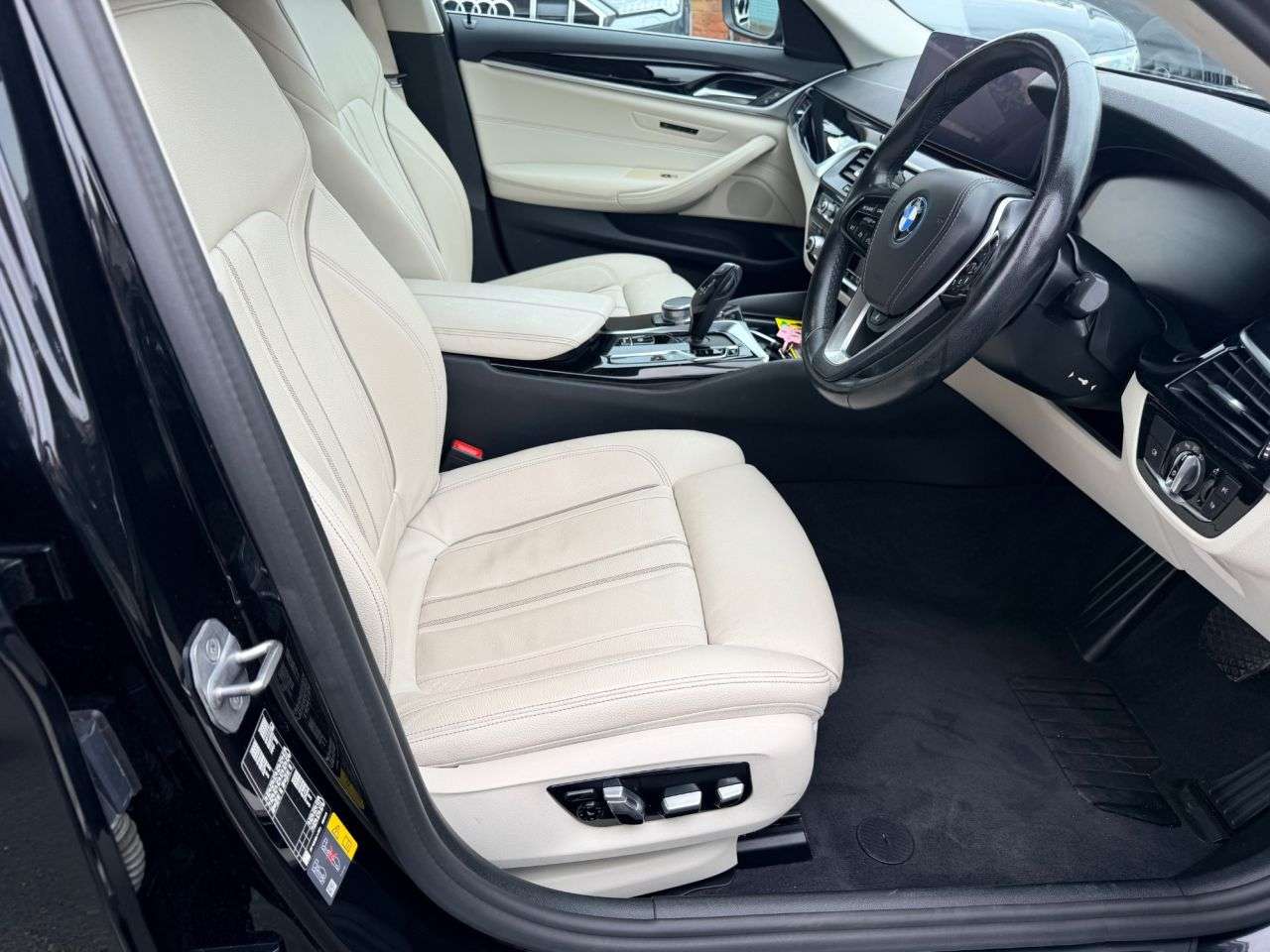 A 2021 BMW 5 SERIES 2.0 530e 12kWh SE Saloon 4dr Petrol Plug-in Hybrid Steptronic xDrive Euro 6 A 2021 BMW 5 SERIES 2.0 530e 12kWh SE Saloon 4dr Petrol Plug-in Hybrid Steptronic xDrive Euro 6