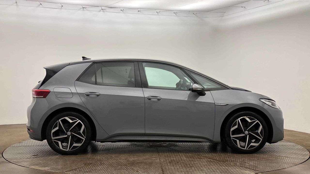 A 2021 VOLKSWAGEN ID.3 Pro S 77kWh Tour Hatchback 5dr Electric Auto (204 ps) A 2021 VOLKSWAGEN ID.3 Pro S 77kWh Tour Hatchback 5dr Electric Auto (204 ps)