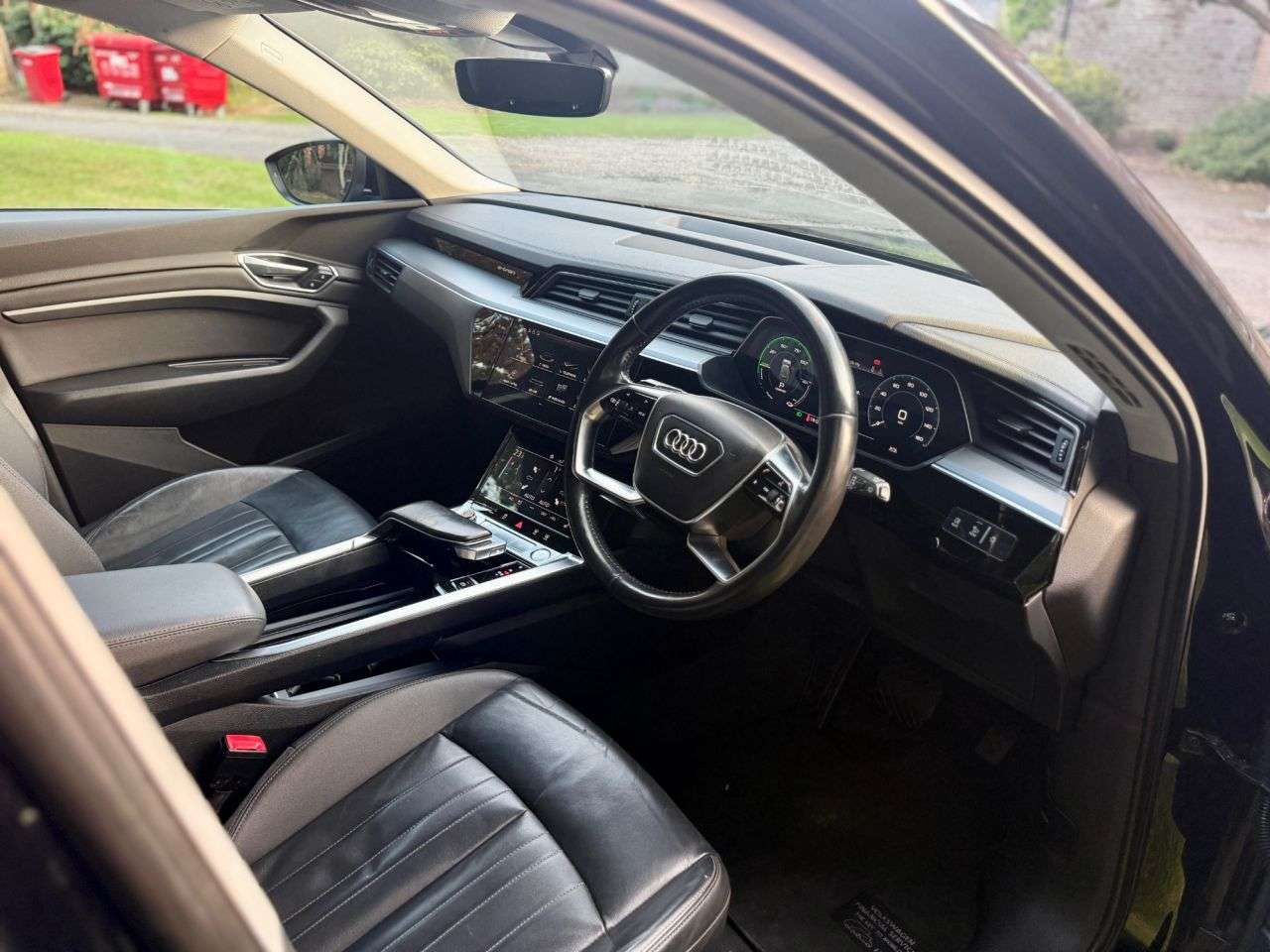 A 2020 AUDI E-TRON 55 SUV 5dr Electric Auto quattro 95kWh (408 ps) A 2020 AUDI E-TRON 55 SUV 5dr Electric Auto quattro 95kWh (408 ps)