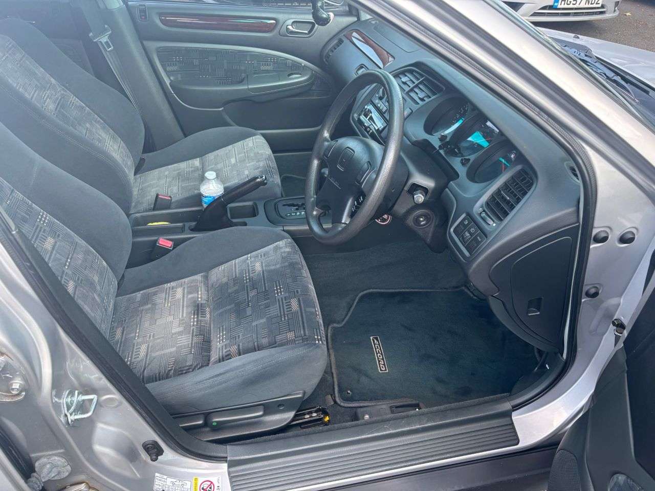 A 2000 HONDA ACCORD 1.8 i-VTEC SE Saloon 4dr Petrol Automatic (sun roof, a/c) (215 g/km, 135 bh A 2000 HONDA ACCORD 1.8 i-VTEC SE Saloon 4dr Petrol Automatic (sun roof, a/c) (215 g/km, 135 bh