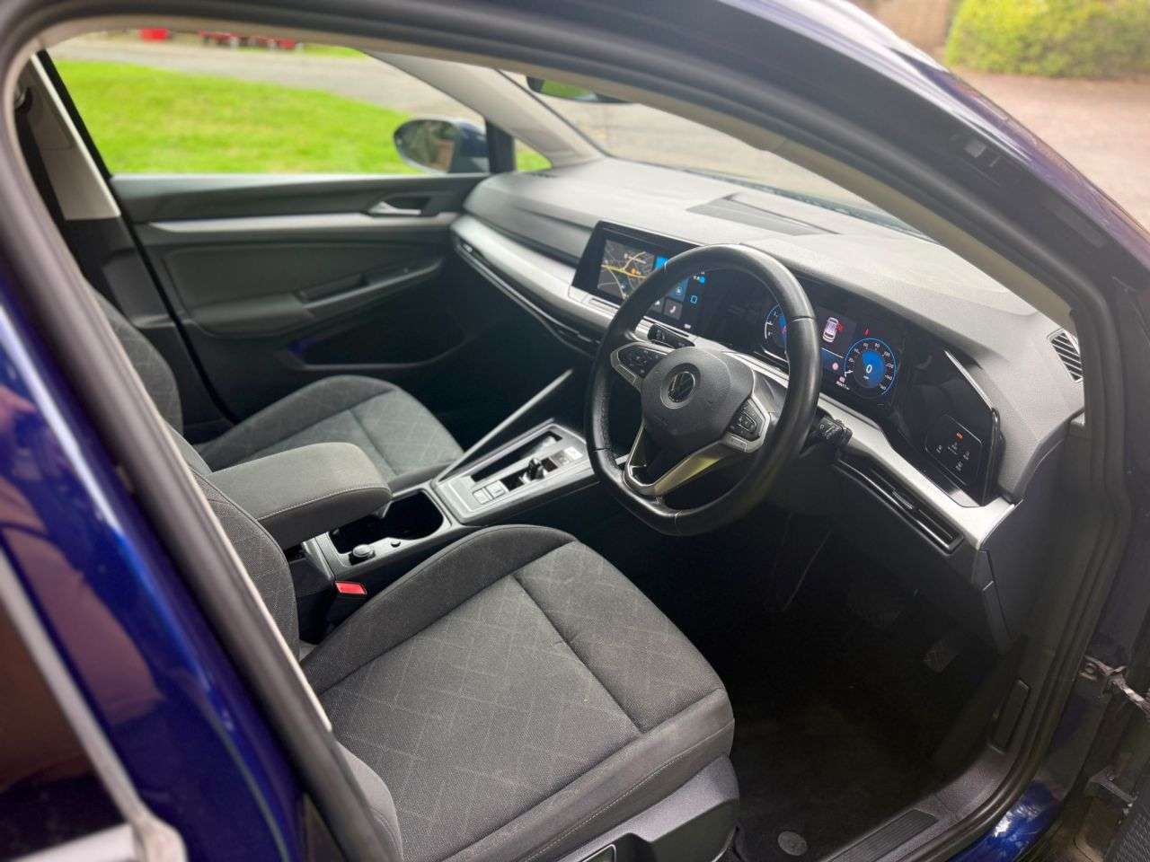 A 2022 VOLKSWAGEN GOLF 1.0 eTSI MHEV Life Hatchback 5dr Petrol Hybrid DSG Euro 6 (s/s) (110 ps) A 2022 VOLKSWAGEN GOLF 1.0 eTSI MHEV Life Hatchback 5dr Petrol Hybrid DSG Euro 6 (s/s) (110 ps)