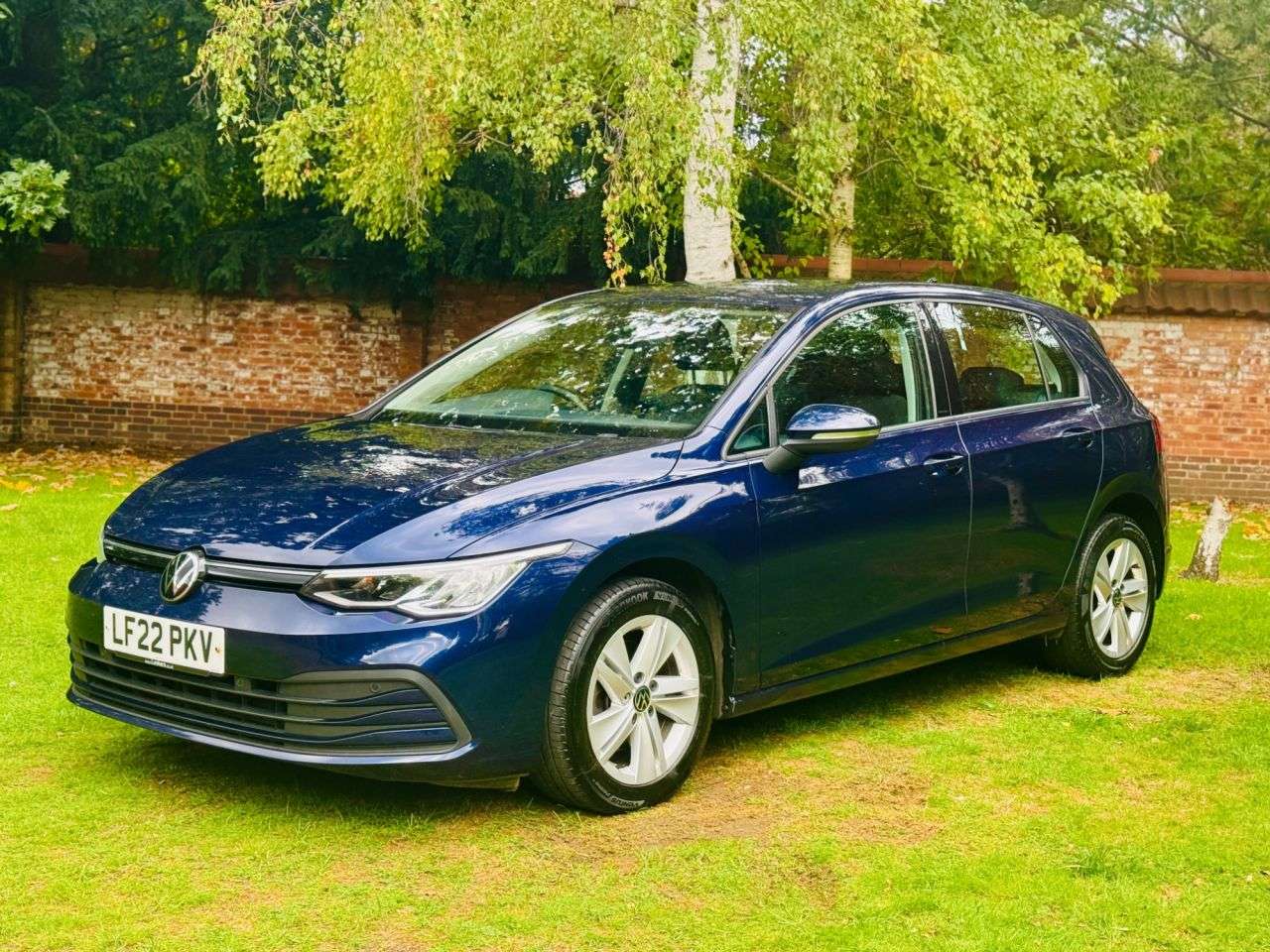 A 2022 VOLKSWAGEN GOLF 1.0 eTSI MHEV Life Hatchback 5dr Petrol Hybrid DSG Euro 6 (s/s) (110 ps) A 2022 VOLKSWAGEN GOLF 1.0 eTSI MHEV Life Hatchback 5dr Petrol Hybrid DSG Euro 6 (s/s) (110 ps)