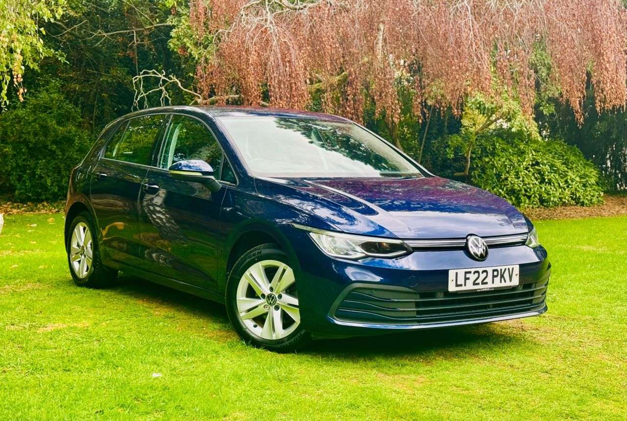 A 2022 VOLKSWAGEN GOLF 1.0 eTSI MHEV Life Hatchback 5dr Petrol Hybrid DSG Euro 6 (s/s) (110 ps) A 2022 VOLKSWAGEN GOLF 1.0 eTSI MHEV Life Hatchback 5dr Petrol Hybrid DSG Euro 6 (s/s) (110 ps)