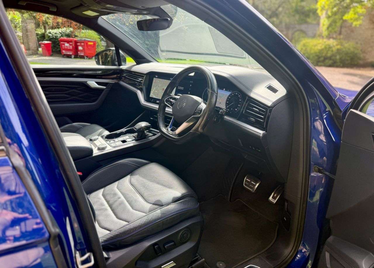 A 2021 VOLKSWAGEN TOUAREG 3.0 TSI V6 14.3kWh R SUV 5dr Petrol Plug-in Hybrid Tiptronic 4Motion Euro 6 A 2021 VOLKSWAGEN TOUAREG 3.0 TSI V6 14.3kWh R SUV 5dr Petrol Plug-in Hybrid Tiptronic 4Motion Euro 6