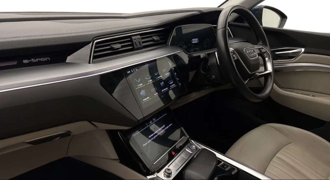 A 2020 AUDI E-TRON 55 SUV 5dr Electric Auto quattro 95kWh (408 ps) A 2020 AUDI E-TRON 55 SUV 5dr Electric Auto quattro 95kWh (408 ps)
