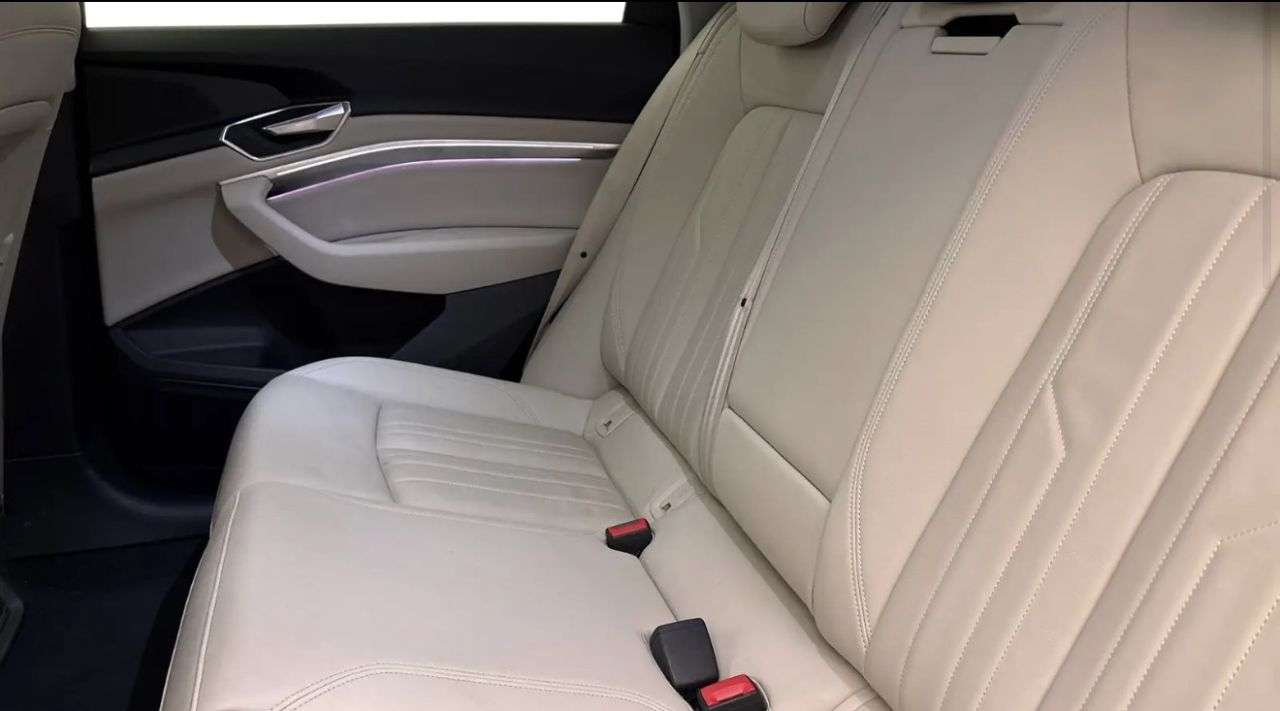 A 2020 AUDI E-TRON 55 SUV 5dr Electric Auto quattro 95kWh (408 ps) A 2020 AUDI E-TRON 55 SUV 5dr Electric Auto quattro 95kWh (408 ps)