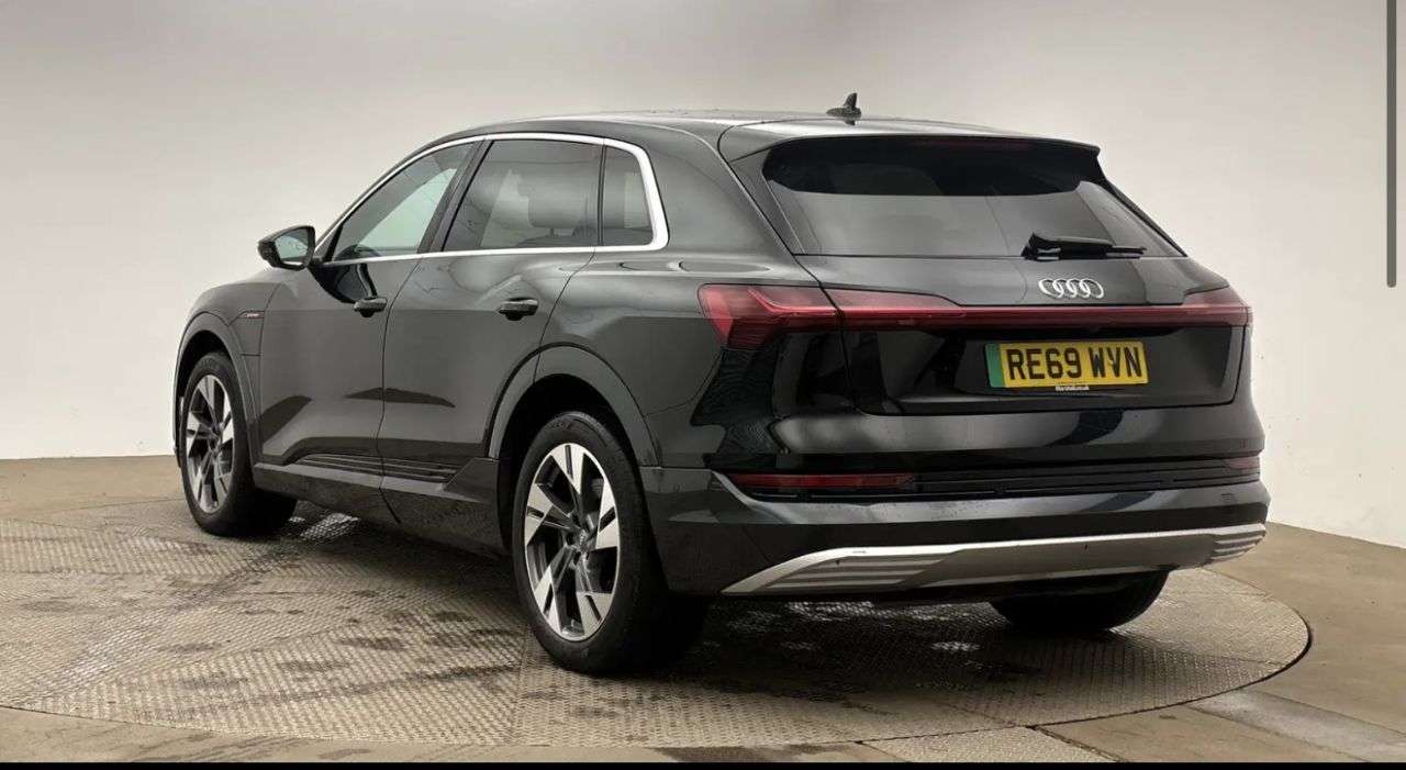 A 2019 AUDI E-TRON 55 SUV 5dr Electric Auto quattro 95kWh (408 ps) A 2019 AUDI E-TRON 55 SUV 5dr Electric Auto quattro 95kWh (408 ps)