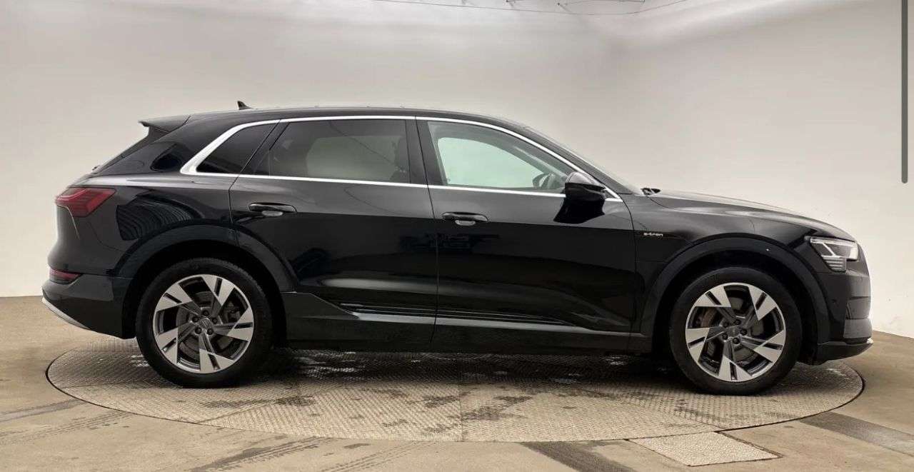A 2019 AUDI E-TRON 55 SUV 5dr Electric Auto quattro 95kWh (408 ps) A 2019 AUDI E-TRON 55 SUV 5dr Electric Auto quattro 95kWh (408 ps)