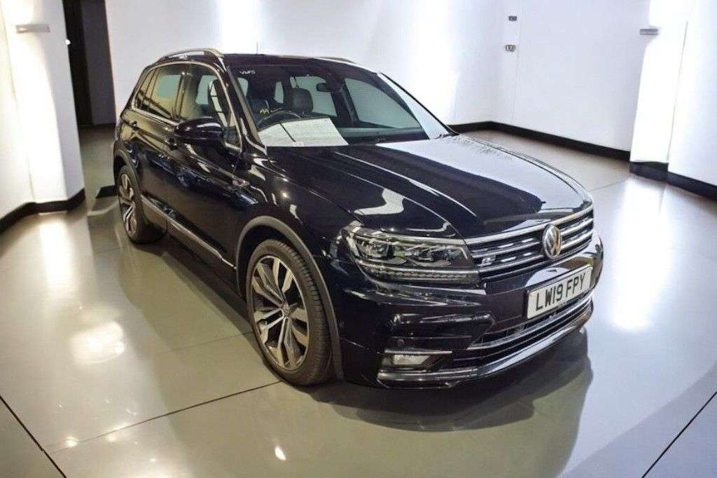 A 2019 VOLKSWAGEN TIGUAN 2.0 TSI R-Line Tech DSG 4Motion (190ps) PANORAMIC ROOF / MEMORY SEATS A 2019 VOLKSWAGEN TIGUAN 2.0 TSI R-Line Tech DSG 4Motion (190ps) PANORAMIC ROOF / MEMORY SEATS