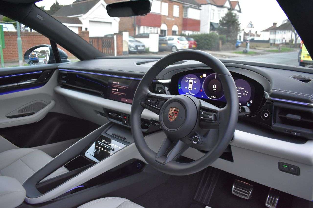 2025 PORSCHE MACAN 2025 PORSCHE MACAN