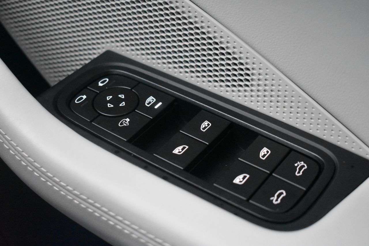 2025 PORSCHE MACAN 2025 PORSCHE MACAN