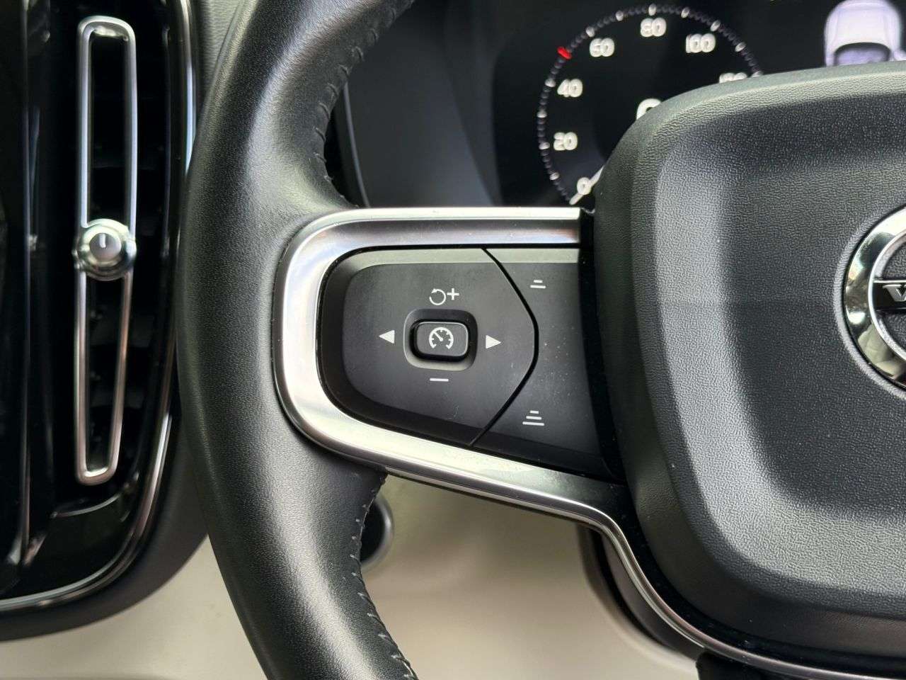 2020 VOLVO XC40 2020 VOLVO XC40