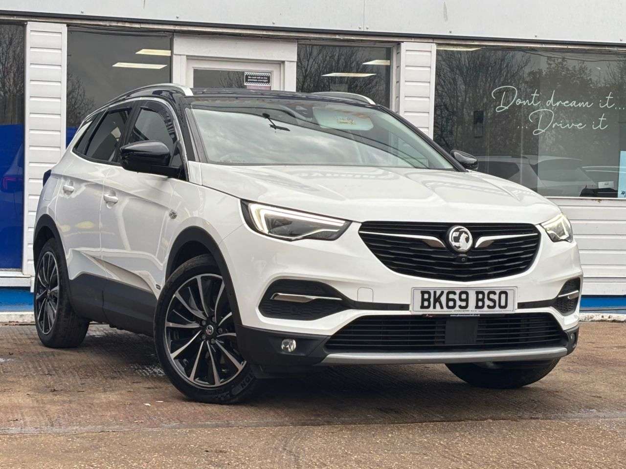 A 2020 VAUXHALL GRANDLAND X 1.6 13.2kWh Ultimate Nav SUV 5dr Petrol Plug-in Hybrid Auto 4WD Euro 6 (s/s A 2020 VAUXHALL GRANDLAND X 1.6 13.2kWh Ultimate Nav SUV 5dr Petrol Plug-in Hybrid Auto 4WD Euro 6 (s/s