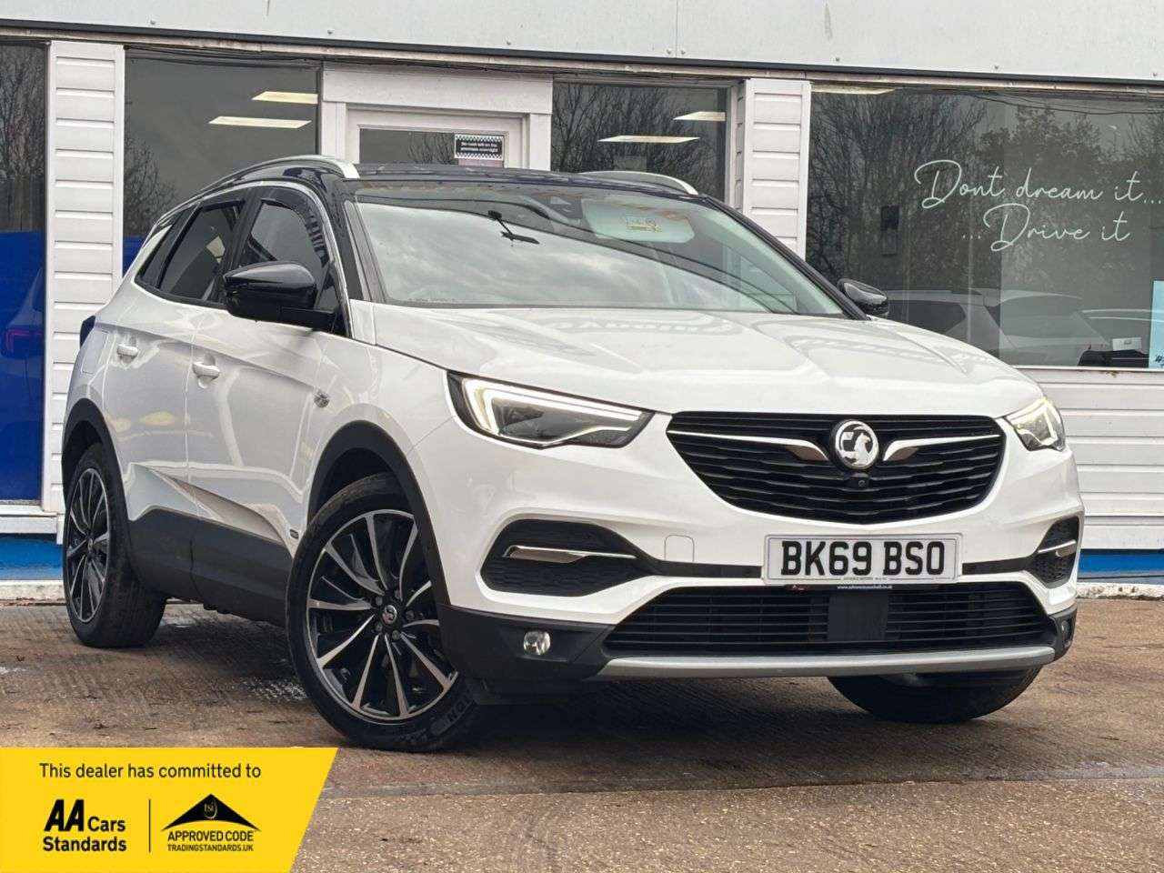 A 2020 VAUXHALL GRANDLAND X 1.6 13.2kWh Ultimate Nav SUV 5dr Petrol Plug-in Hybrid Auto 4WD Euro 6 (s/s A 2020 VAUXHALL GRANDLAND X 1.6 13.2kWh Ultimate Nav SUV 5dr Petrol Plug-in Hybrid Auto 4WD Euro 6 (s/s
